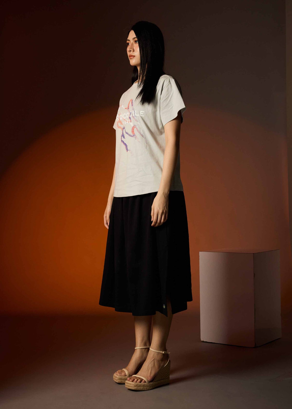 เสื้อยืดคอกลมแขนสั้นสีเทาทรงโอเวอร์ไซส์ฟิตพร้อมลายกราฟฟิก
