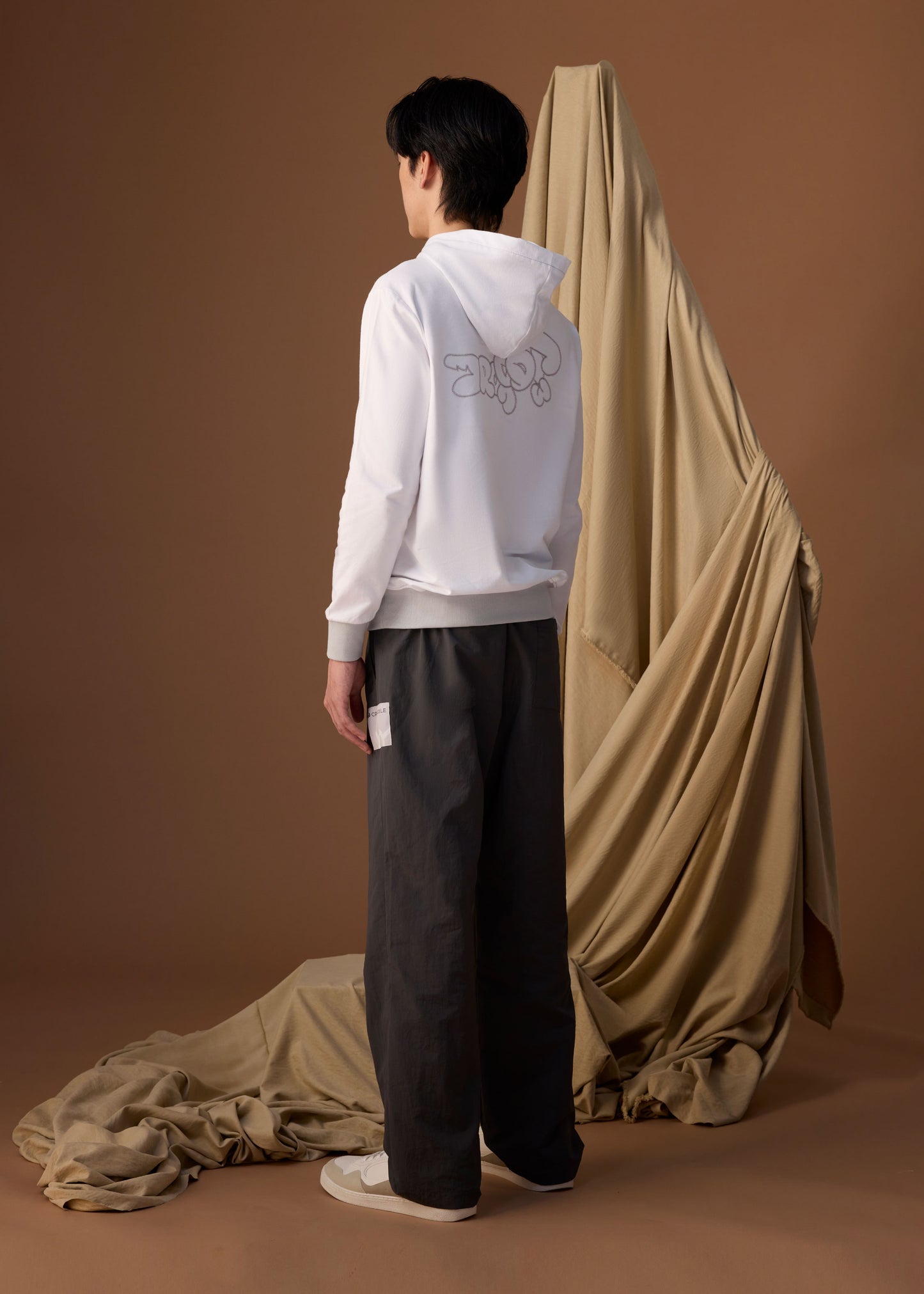 ฮู้ดทรงคัสตอมฟิตสีขาวพร้อมลายปัก