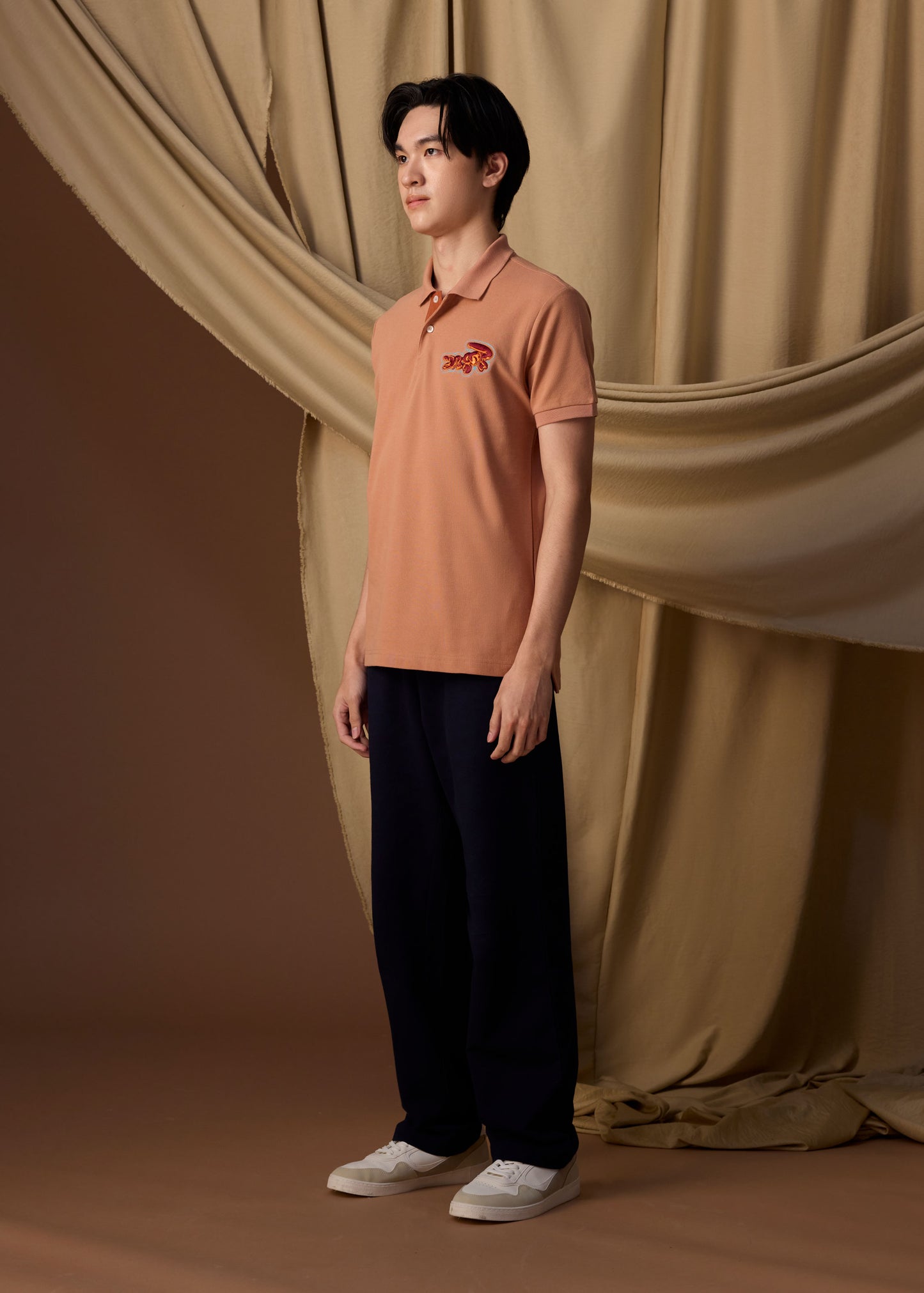 เสื้อโปโลทรงคัสตอมฟิตสีนำ้ตาลมอคค่ามูสพร้อมลายปัก