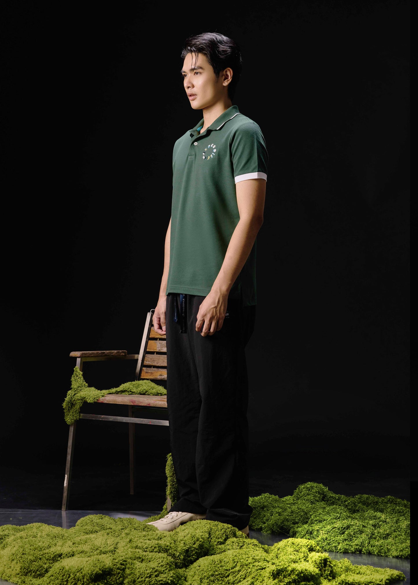 เสื้อโปโลทรงคัสตอมฟิตสีเขียวเมจิคัลฟอเรสต์พร้อมลายปัก