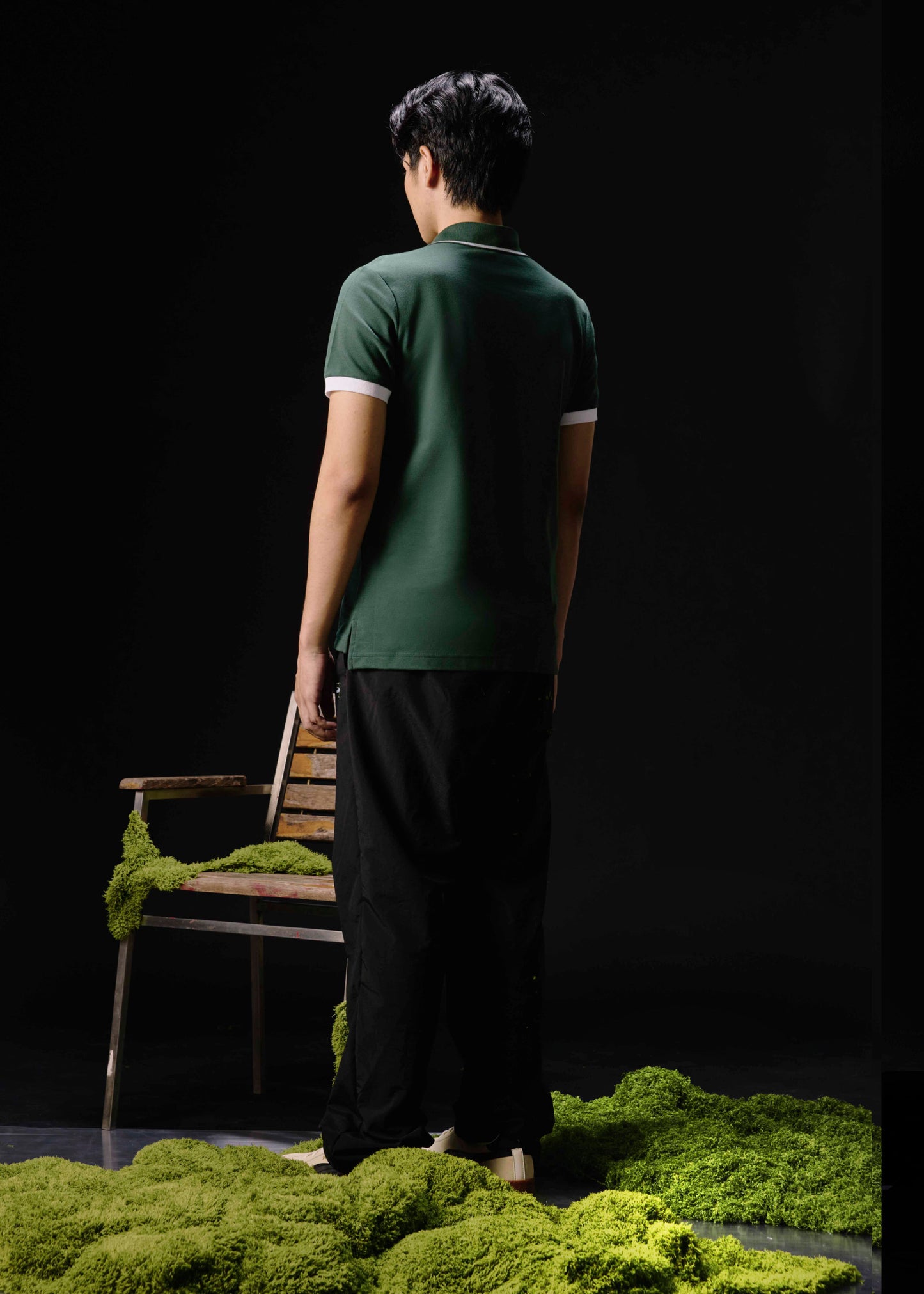 เสื้อโปโลทรงคัสตอมฟิตสีเขียวเมจิคัลฟอเรสต์พร้อมลายปัก