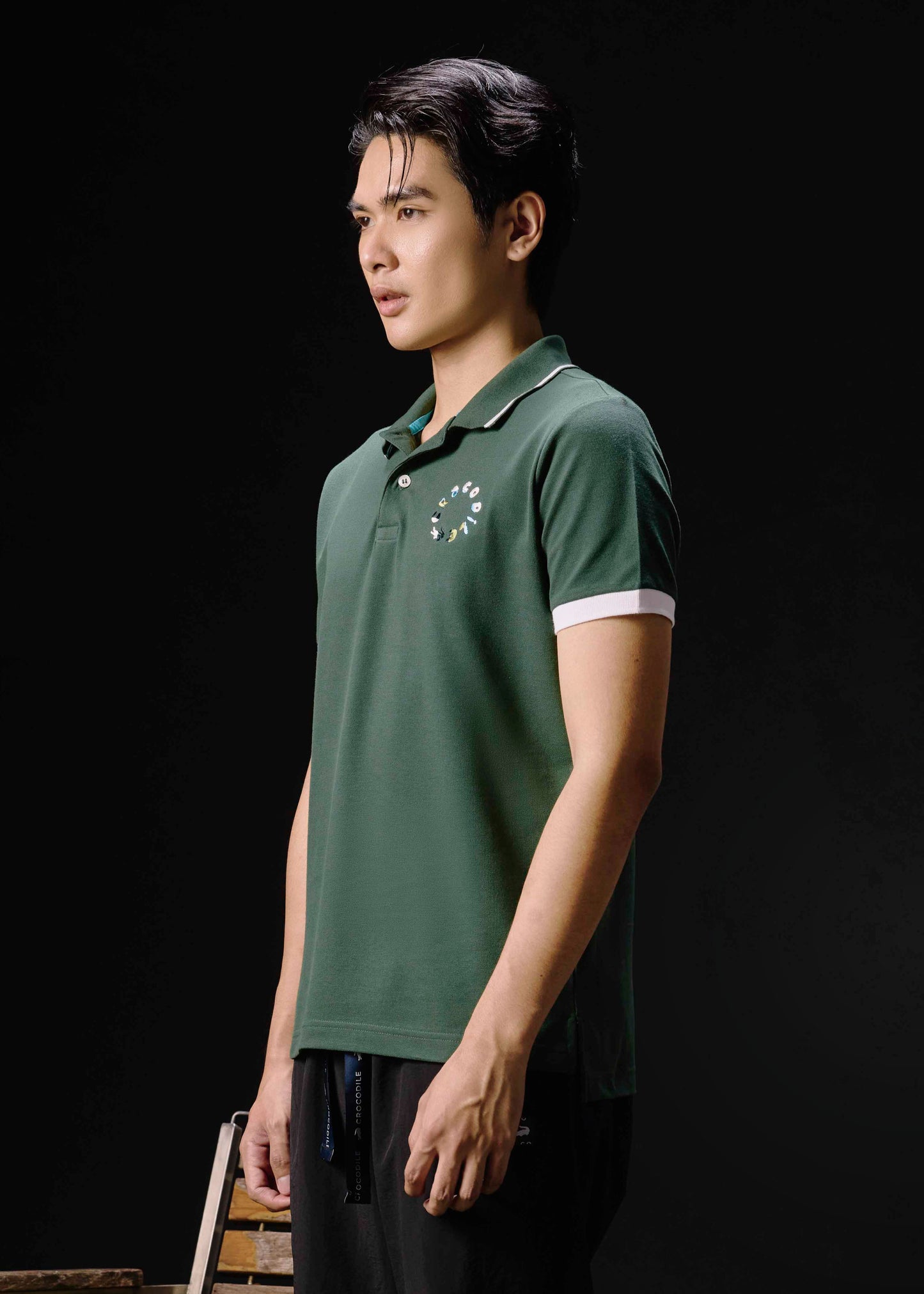 เสื้อโปโลทรงคัสตอมฟิตสีเขียวเมจิคัลฟอเรสต์พร้อมลายปัก