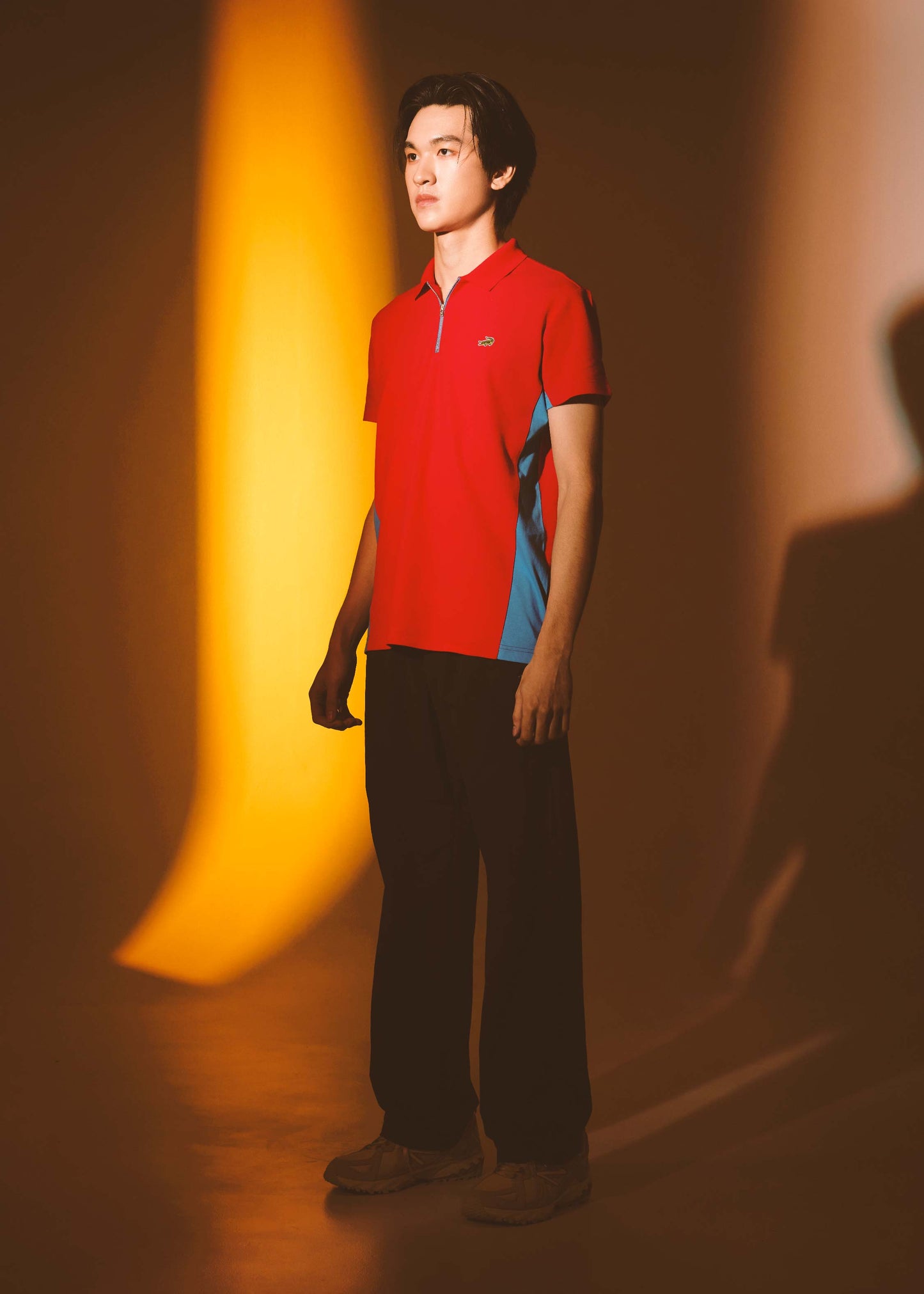 เสื้อโปโลสีแดงลาวาคัลเลอร์บล็อคทรงคัสตอมฟิตพร้อมสาบซิป