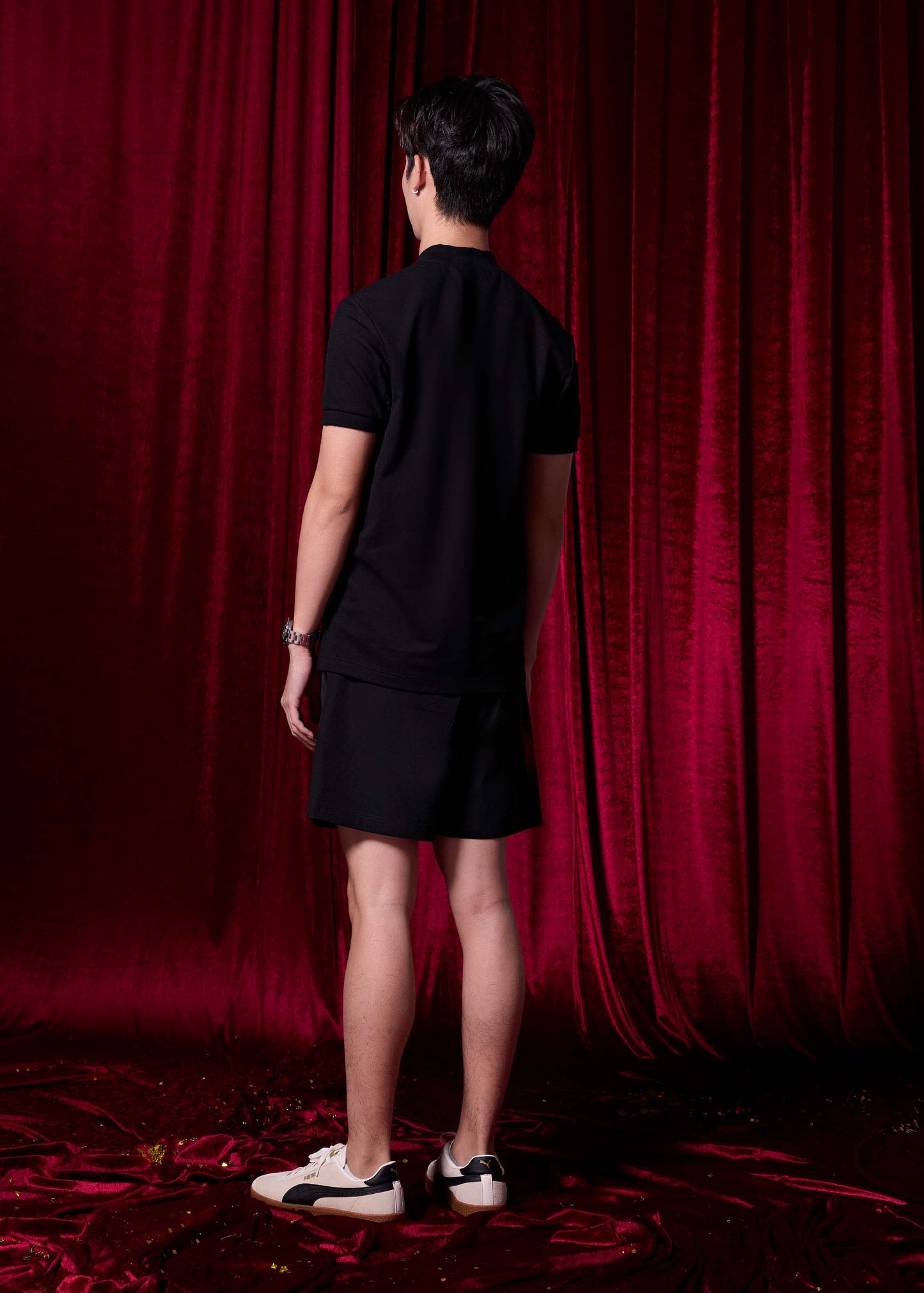 เสื้อโปโลคอบอมเบอร์สีดำทรงคัสตอมฟิตพร้อมสาบซิป