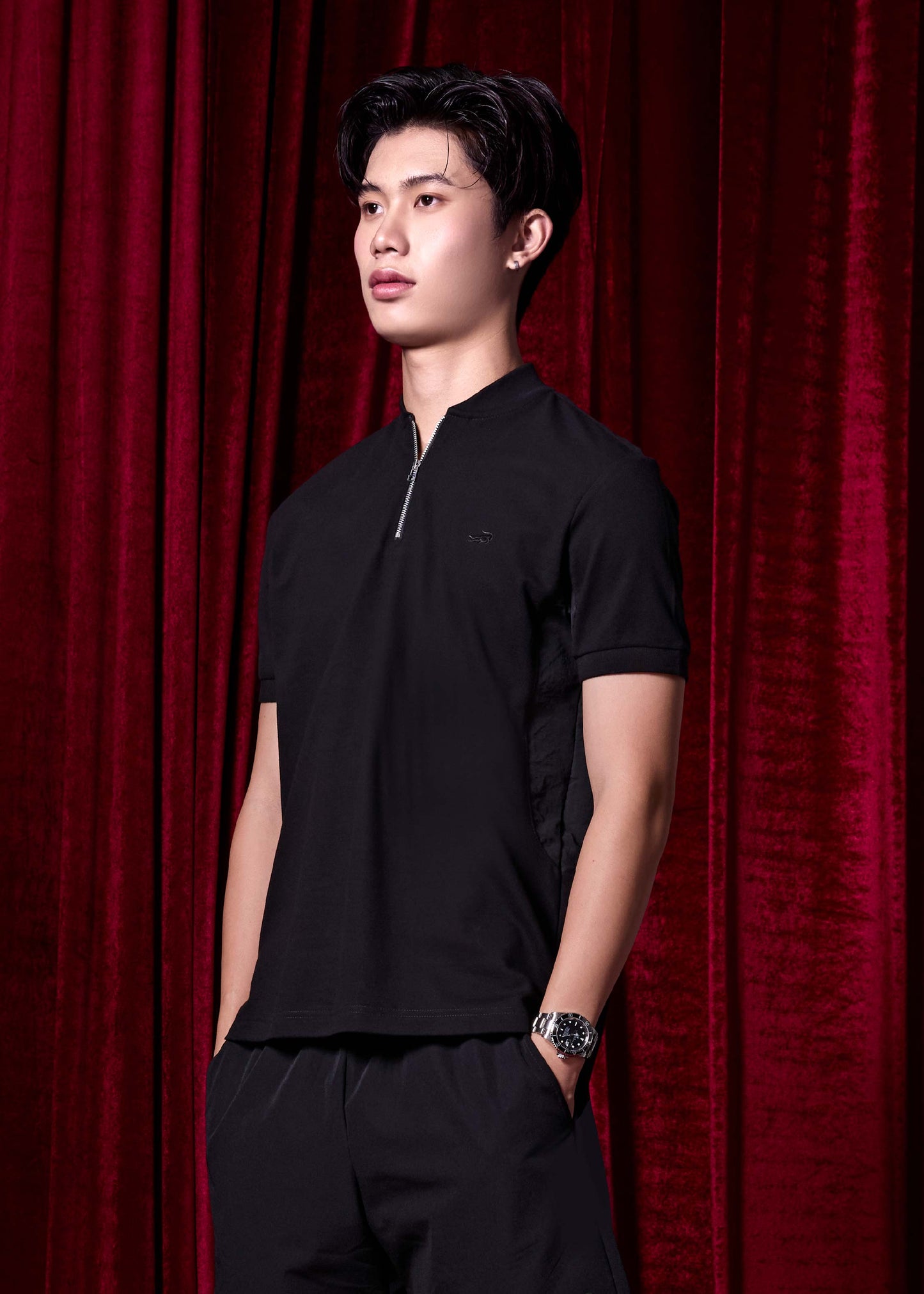 เสื้อโปโลคอบอมเบอร์สีดำทรงคัสตอมฟิตพร้อมสาบซิป