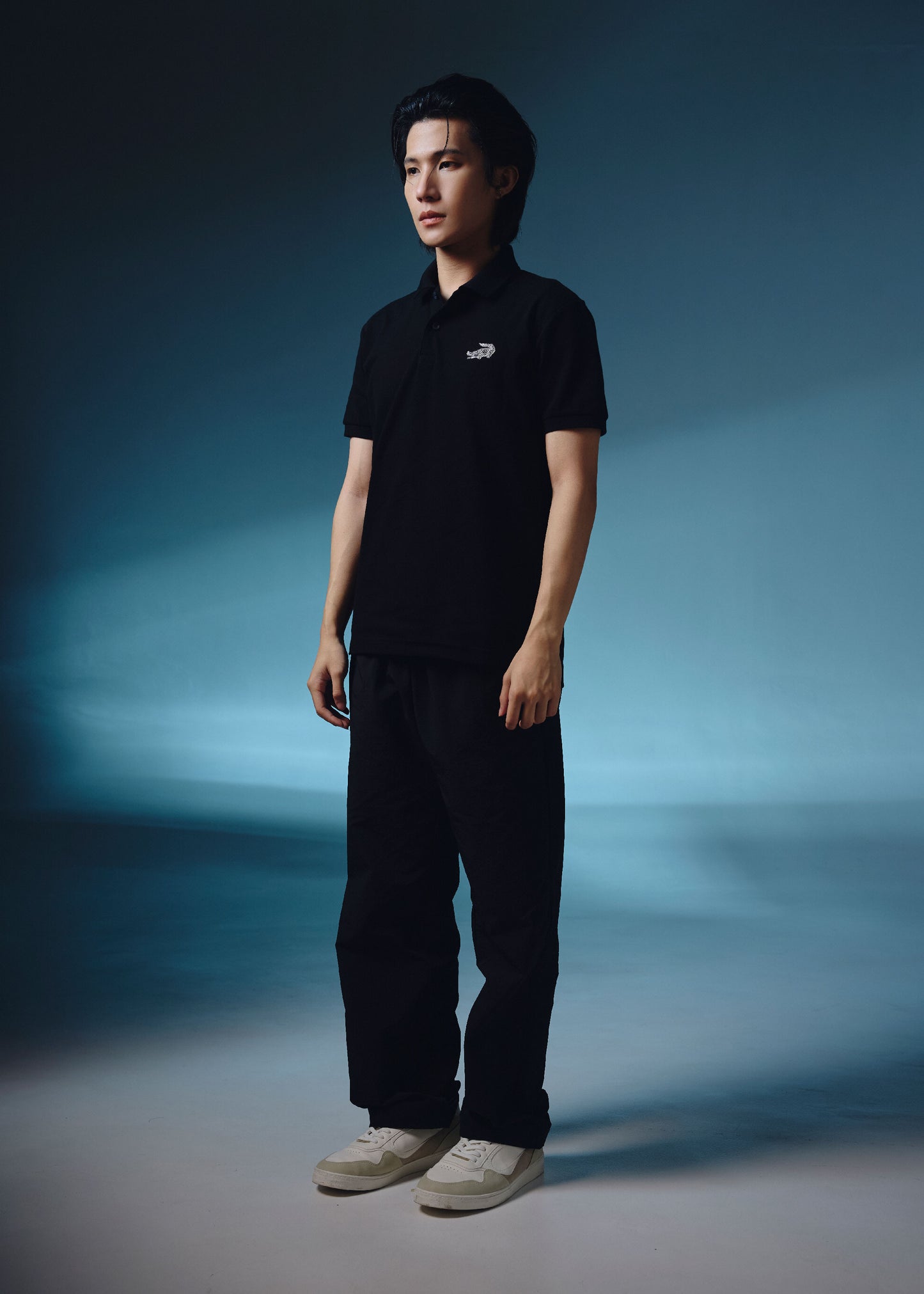 เสื้อโปโลทรงคัสตอมฟิตสีดำพร้อมลายปัก