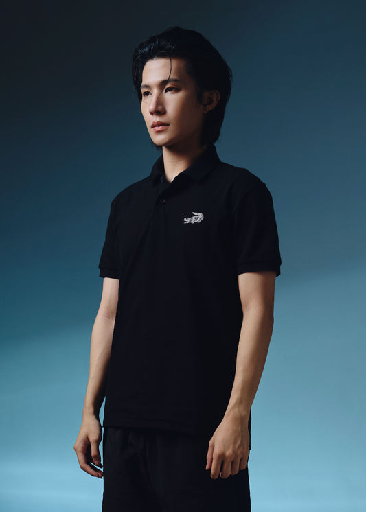 เสื้อโปโลทรงคัสตอมฟิตสีดำพร้อมลายปัก