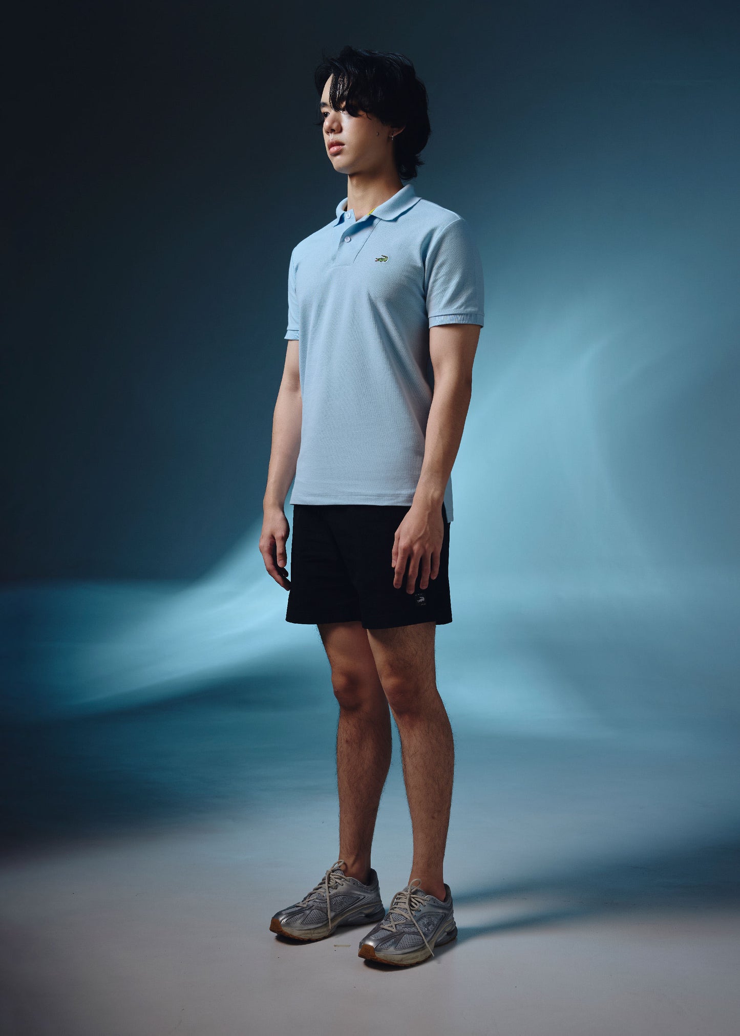 เสื้อโปโลทรงคัสตอมฟิตสีสตาร์ไลท์บลูพร้อมดีเทลสาบ