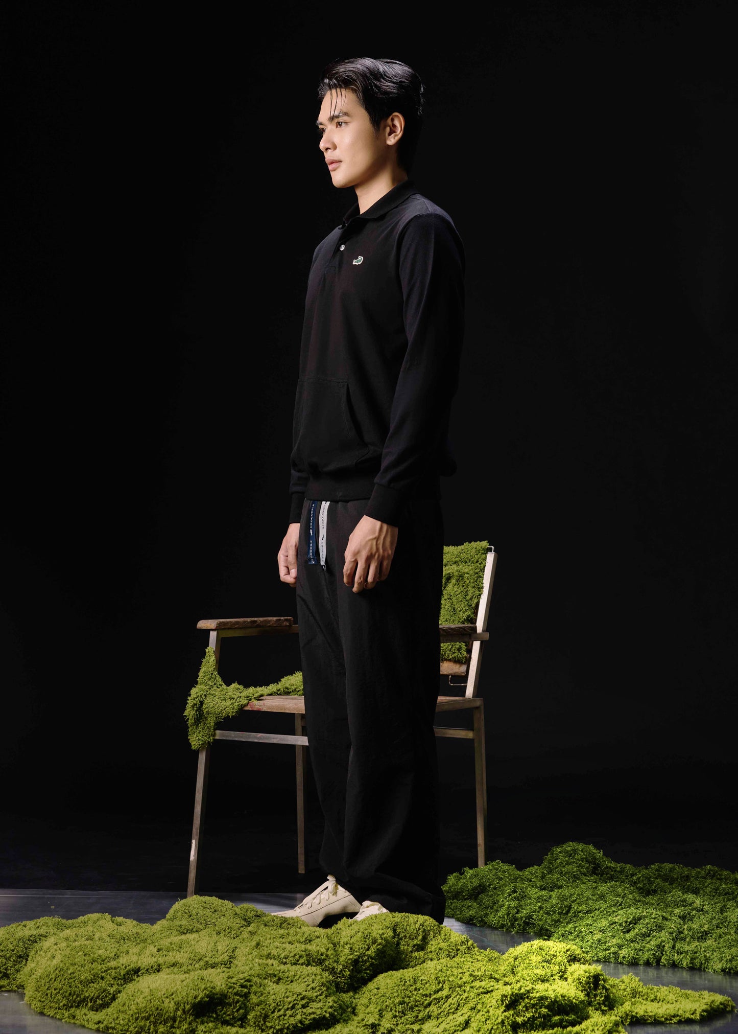 เสื้อโปโลแขนยาวทรงคัสตอมฟิตสีดำ