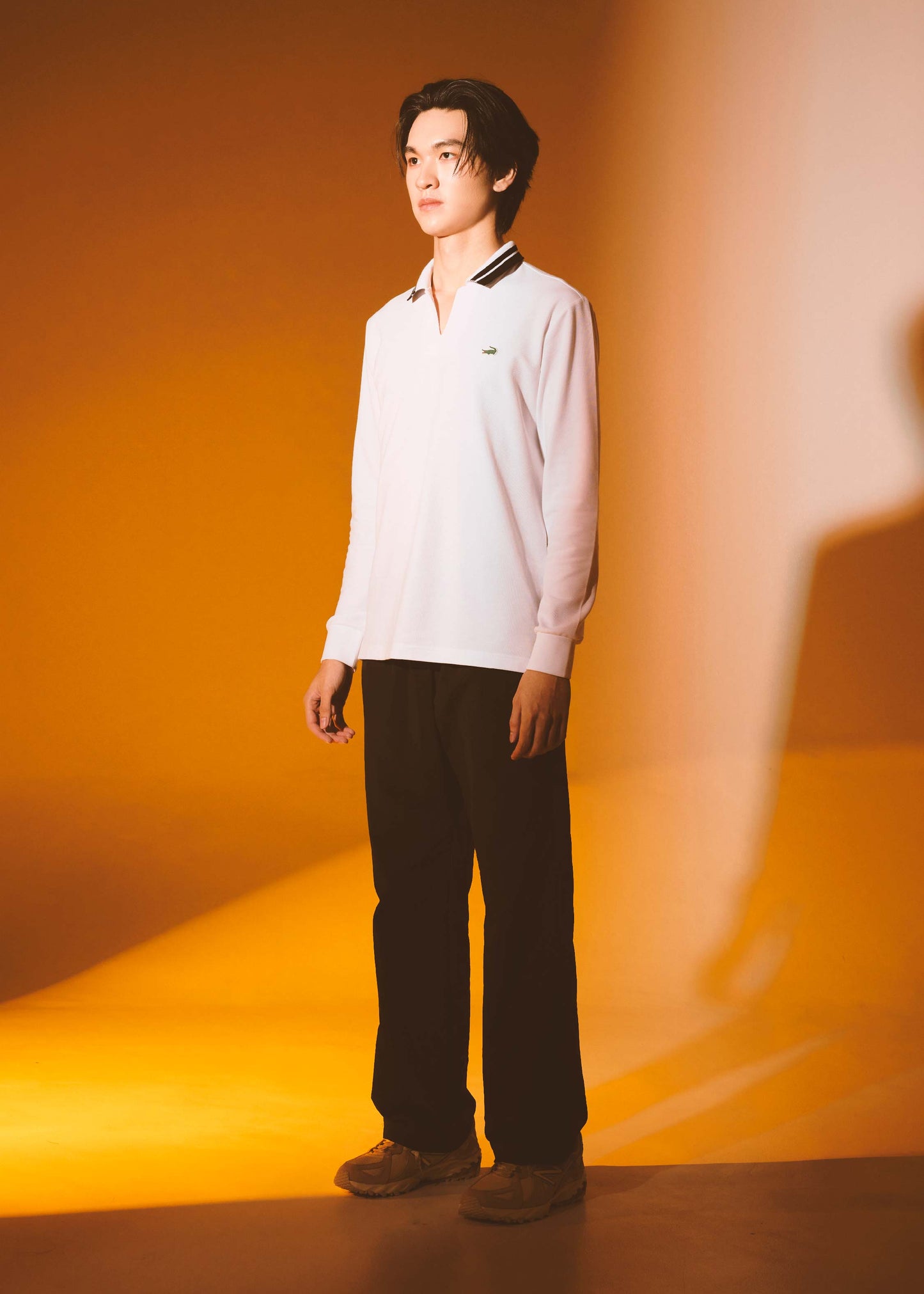 เสื้อโปโลแขนยาวทรงคัสตอมฟิตสีขาวพร้อมปกลายริ้วและโลโก้ยาง