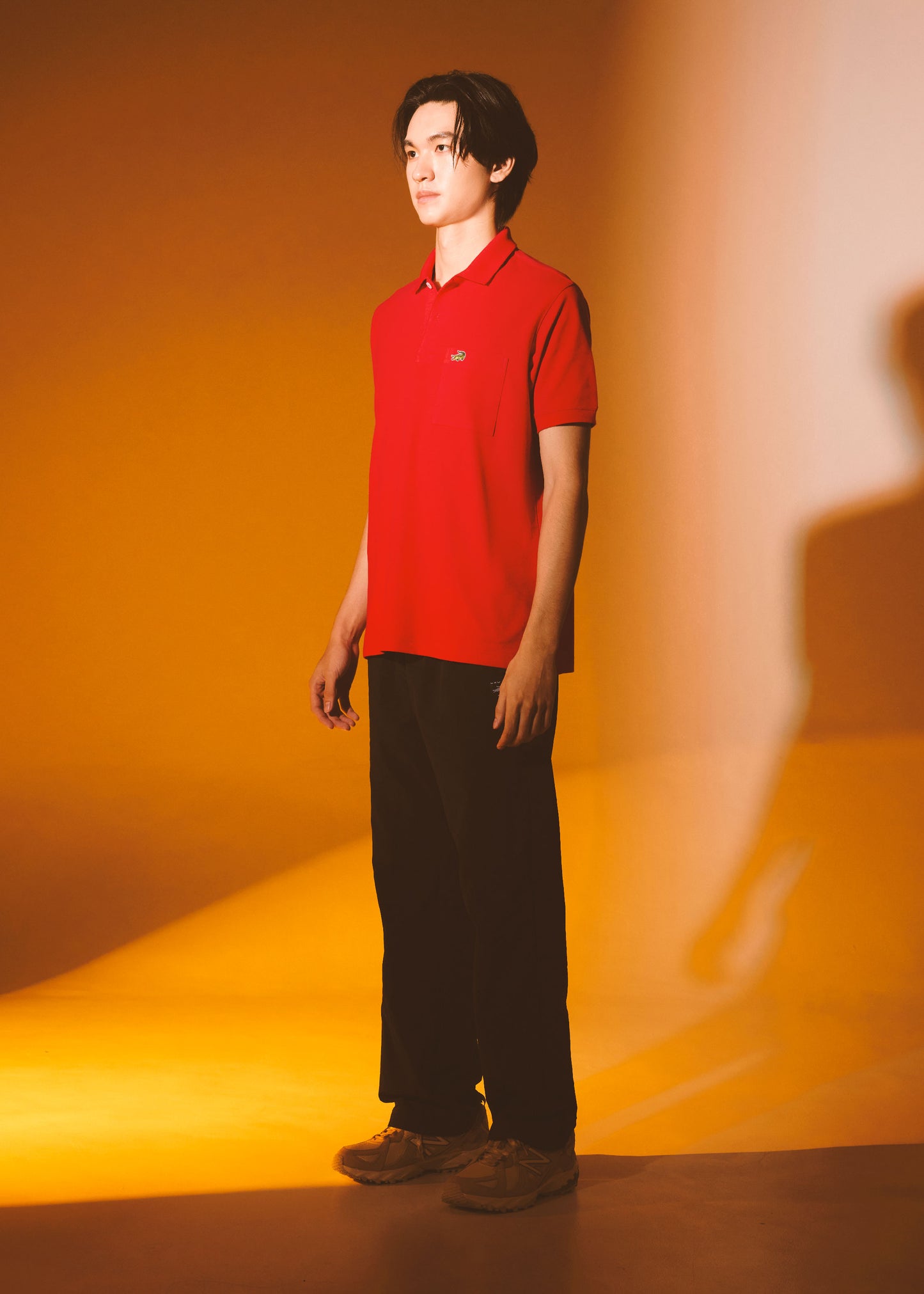 เสื้อโปโลสีแดงลาวาทรงเรกูล่าร์ฟิตพร้อมกระเป๋า