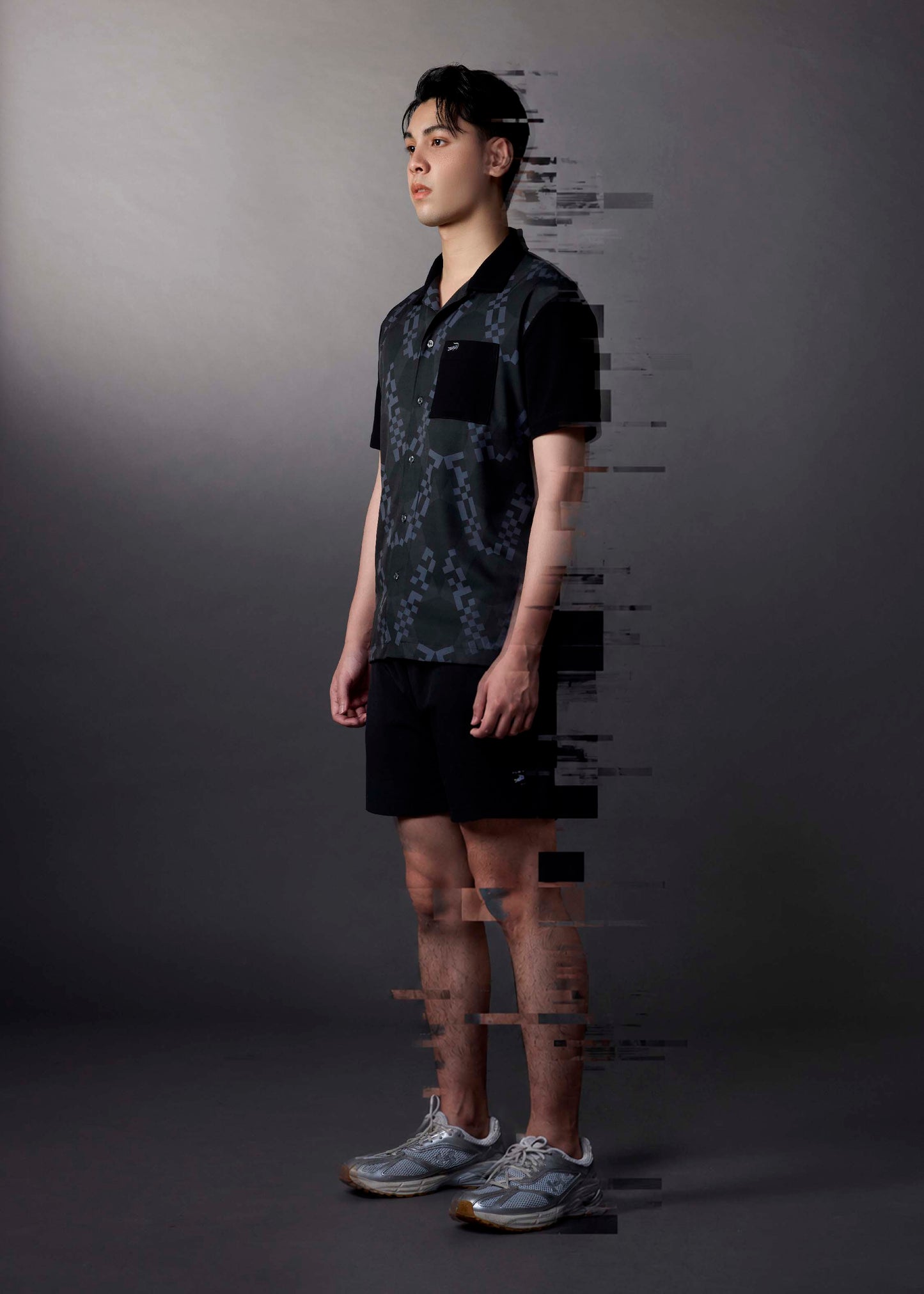 เสื้อคิวบันแขนสั้นสีดำพร้อมลายกราฟฟิกและกระเป๋า