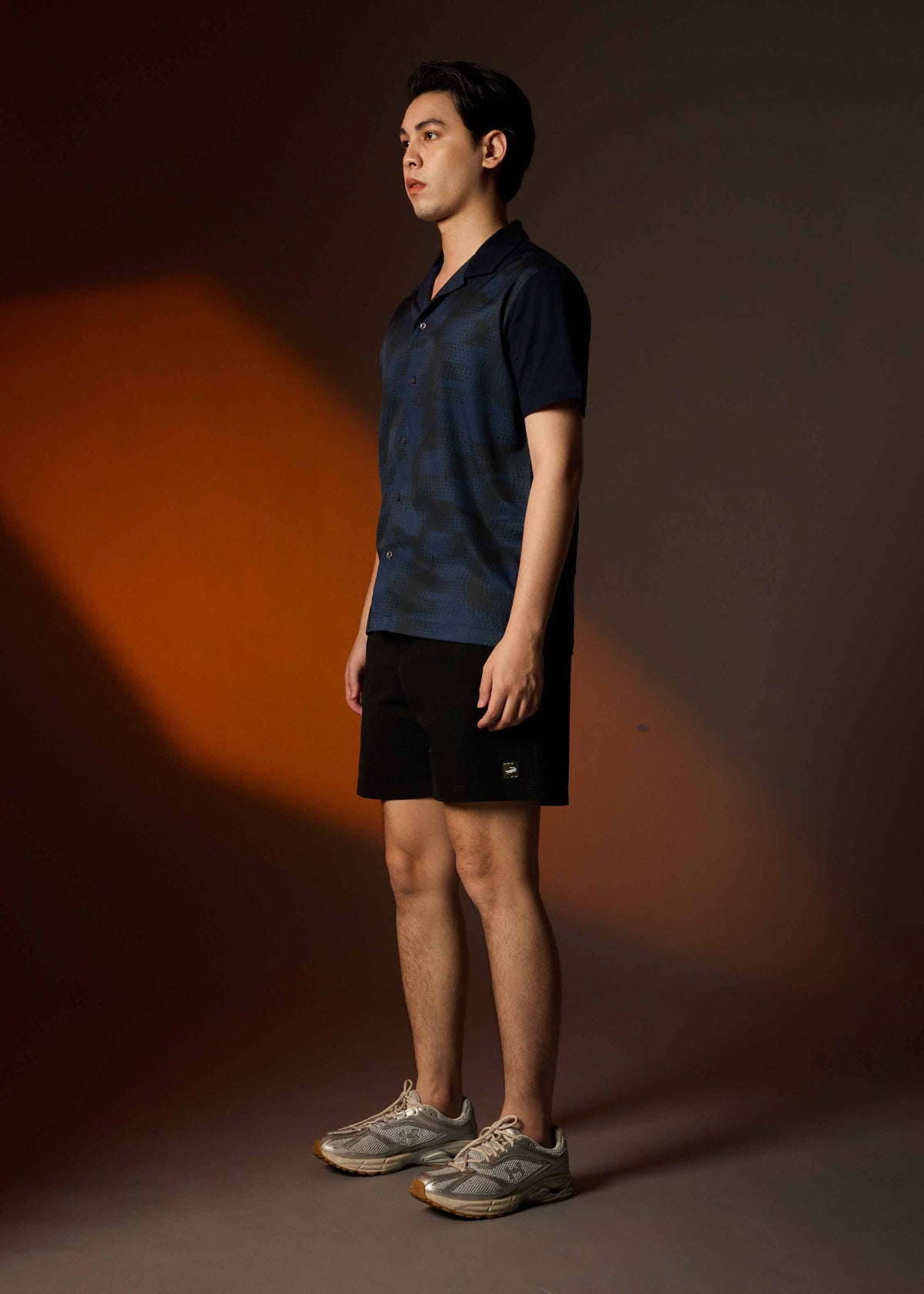 เสื้อคิวบันแขนสั้นสีกรมพร้อมลายกราฟฟิก