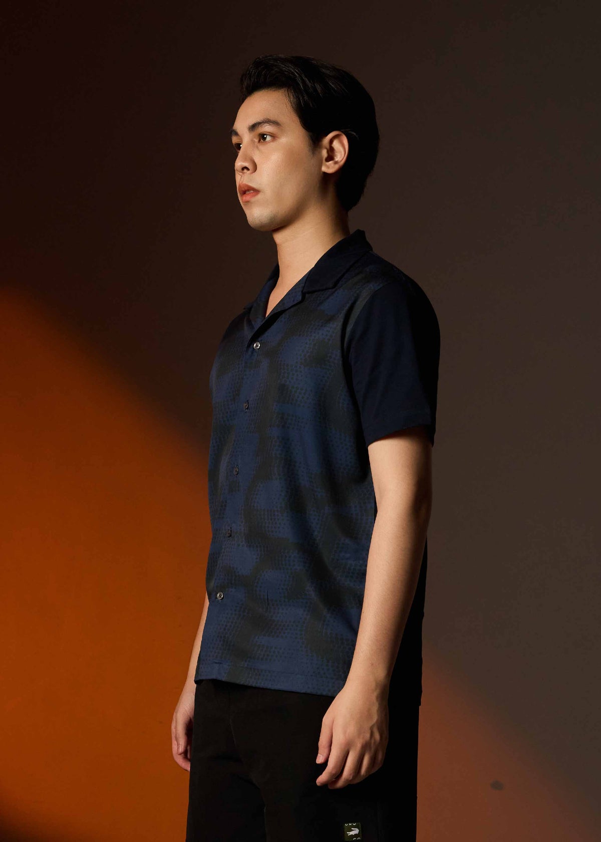 เสื้อคิวบันแขนสั้นสีกรมพร้อมลายกราฟฟิก