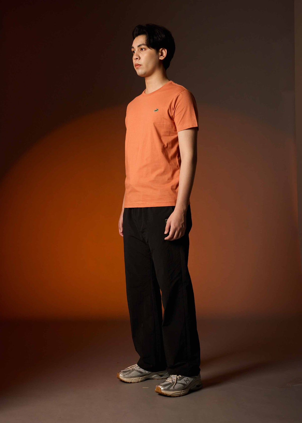 เสื้อยืดคอกลมสีแบรนดี้เมล่อนทรงคัสตอมฟิต