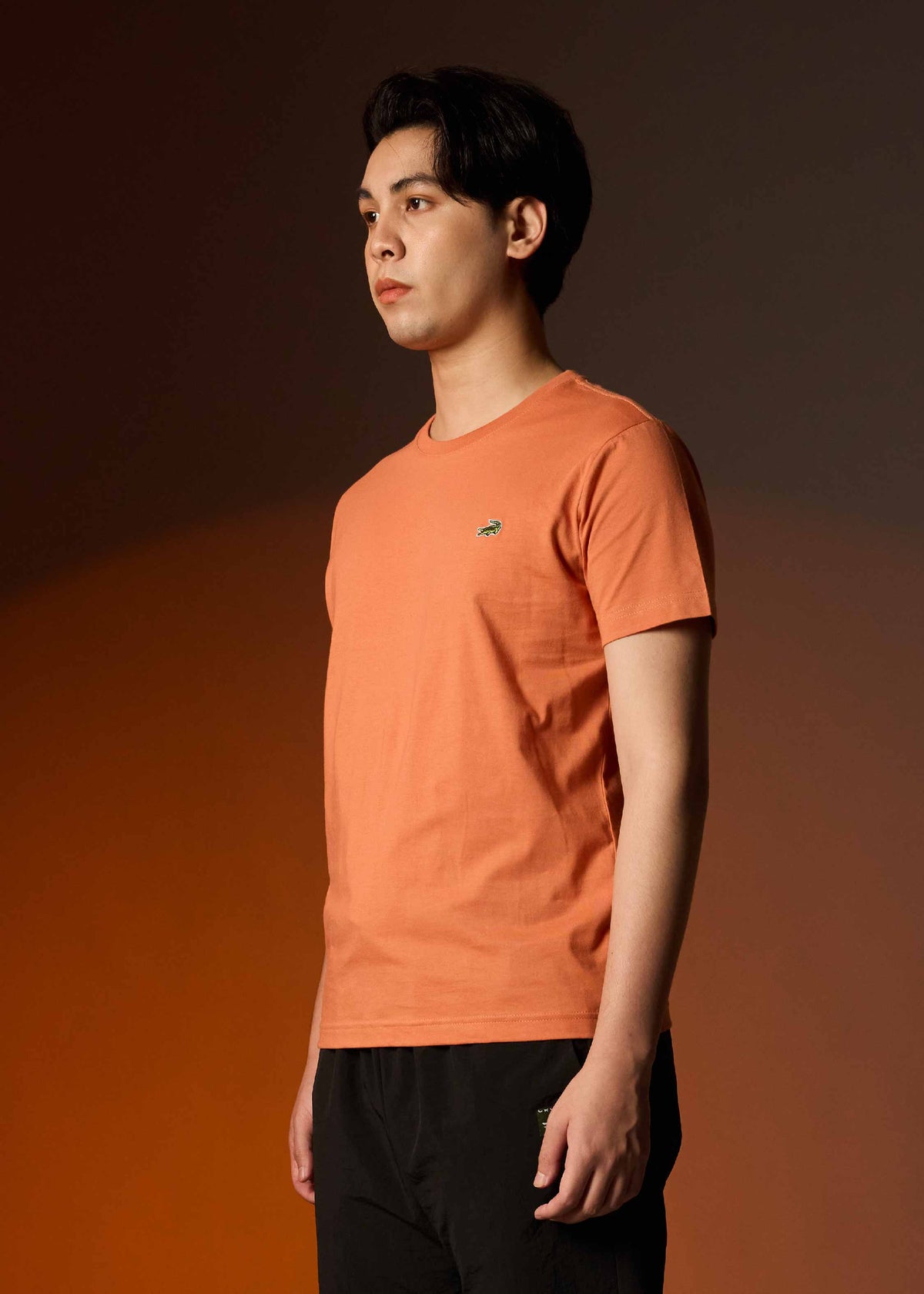 เสื้อยืดคอกลมสีแบรนดี้เมล่อนทรงคัสตอมฟิต