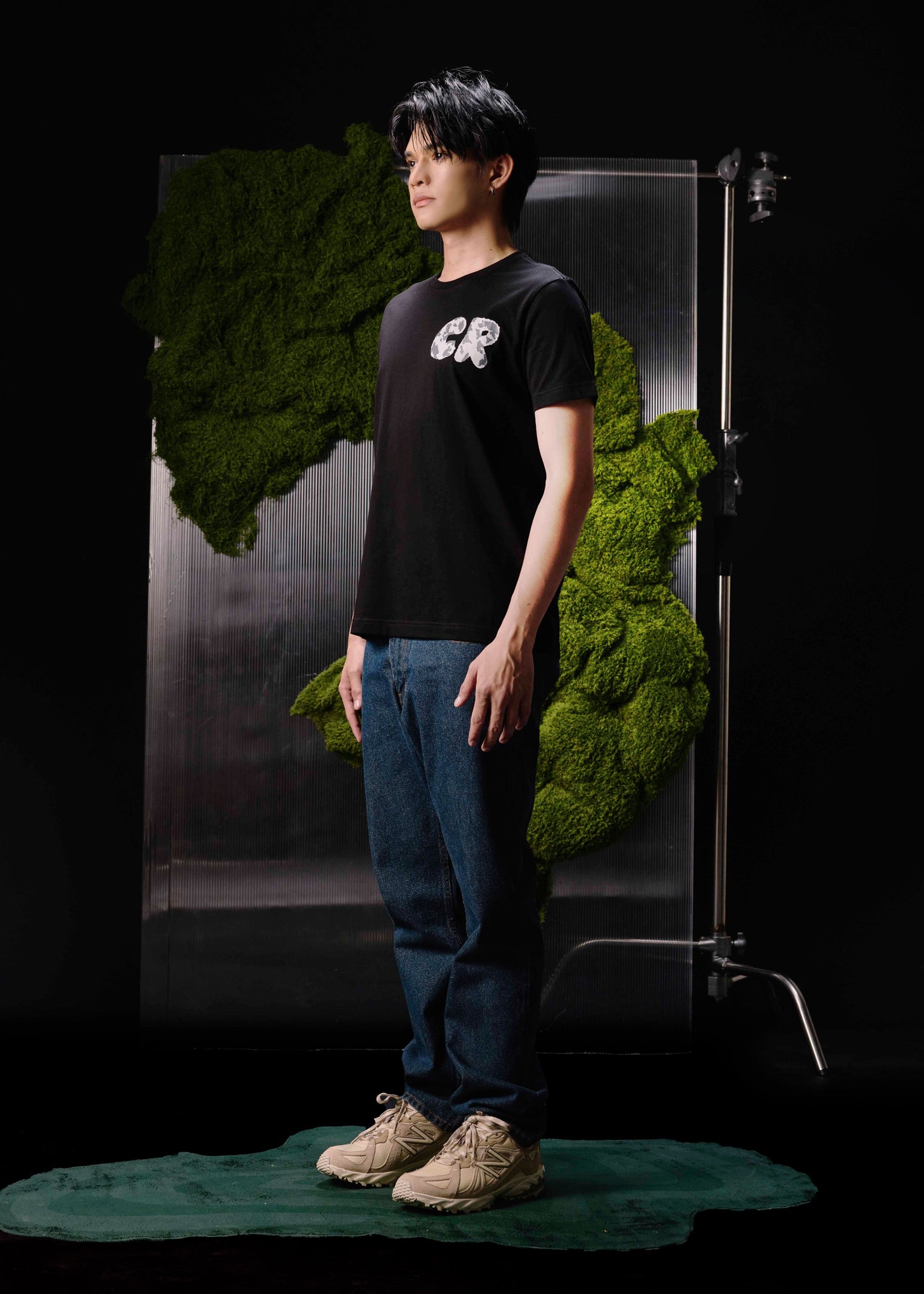 BLACK CUSTOM FIT CREW NECK SHORT SLEEVE T-SHIRT WITH GRAPHIC PRINT