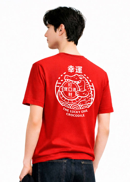 เสื้อยืดคอกลมสีแดงทรงคัสตอมฟิตลายกราฟฟิก