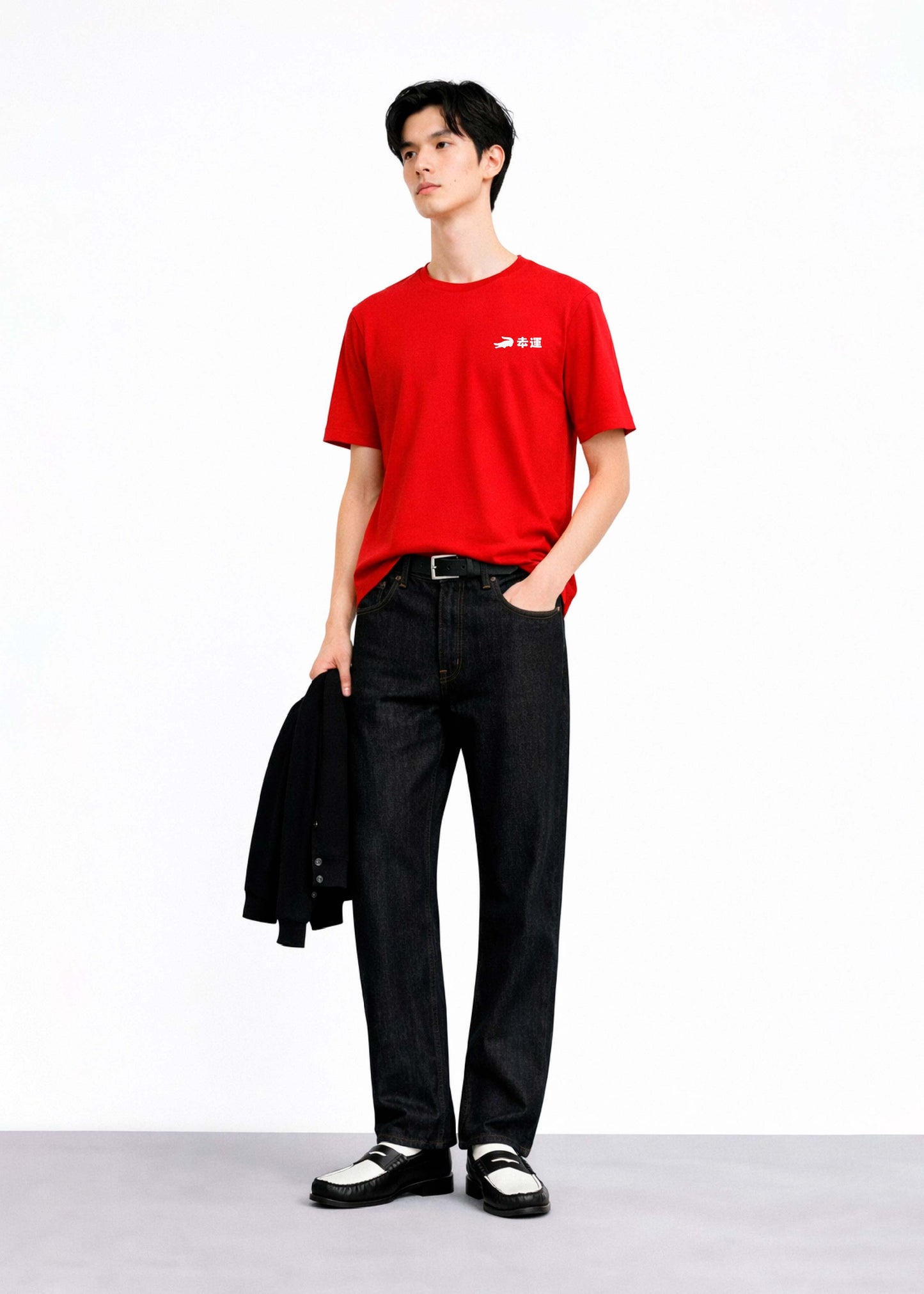 เสื้อยืดคอกลมสีแดงทรงคัสตอมฟิตลายกราฟฟิก