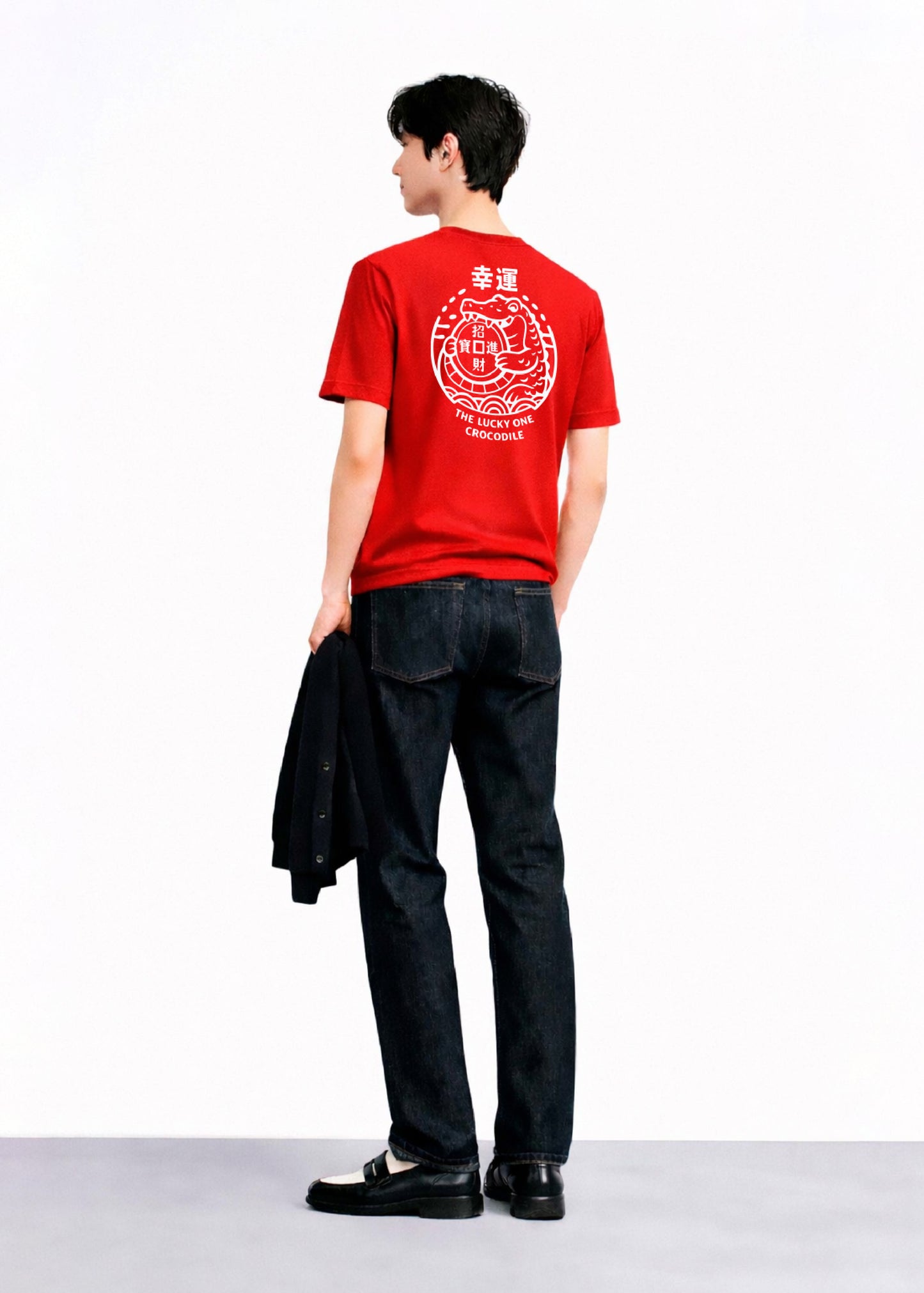 เสื้อยืดคอกลมสีแดงทรงคัสตอมฟิตลายกราฟฟิก
