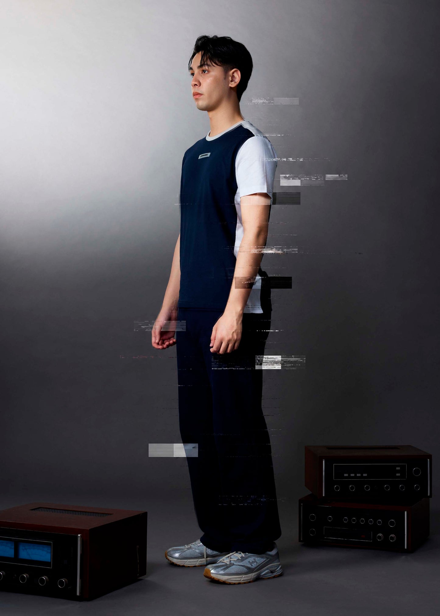 เสื้อยืดคอกลมคัลเลอร์บล็อคทรงคัสตอมฟิตพร้อมโลโก้ยาง