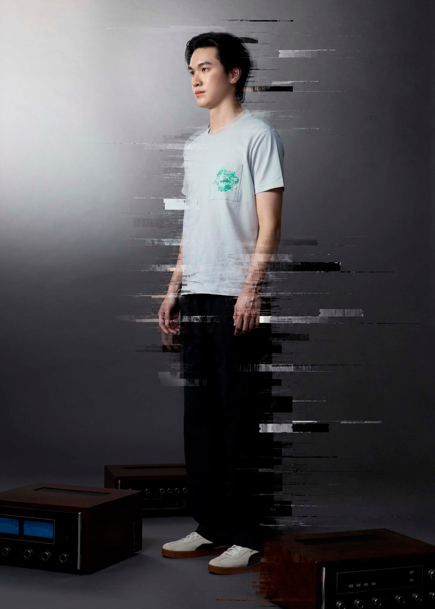 เสื้อยืดคอกลมสีเทาทรงคัสตอมฟิตพร้อมลายกราฟฟิกและกระเป๋า