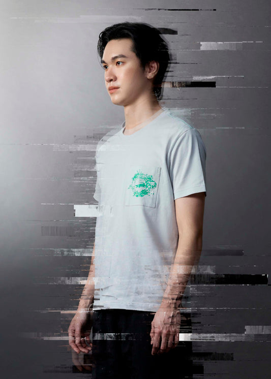 เสื้อยืดคอกลมสีเทาทรงคัสตอมฟิตพร้อมลายกราฟฟิกและกระเป๋า