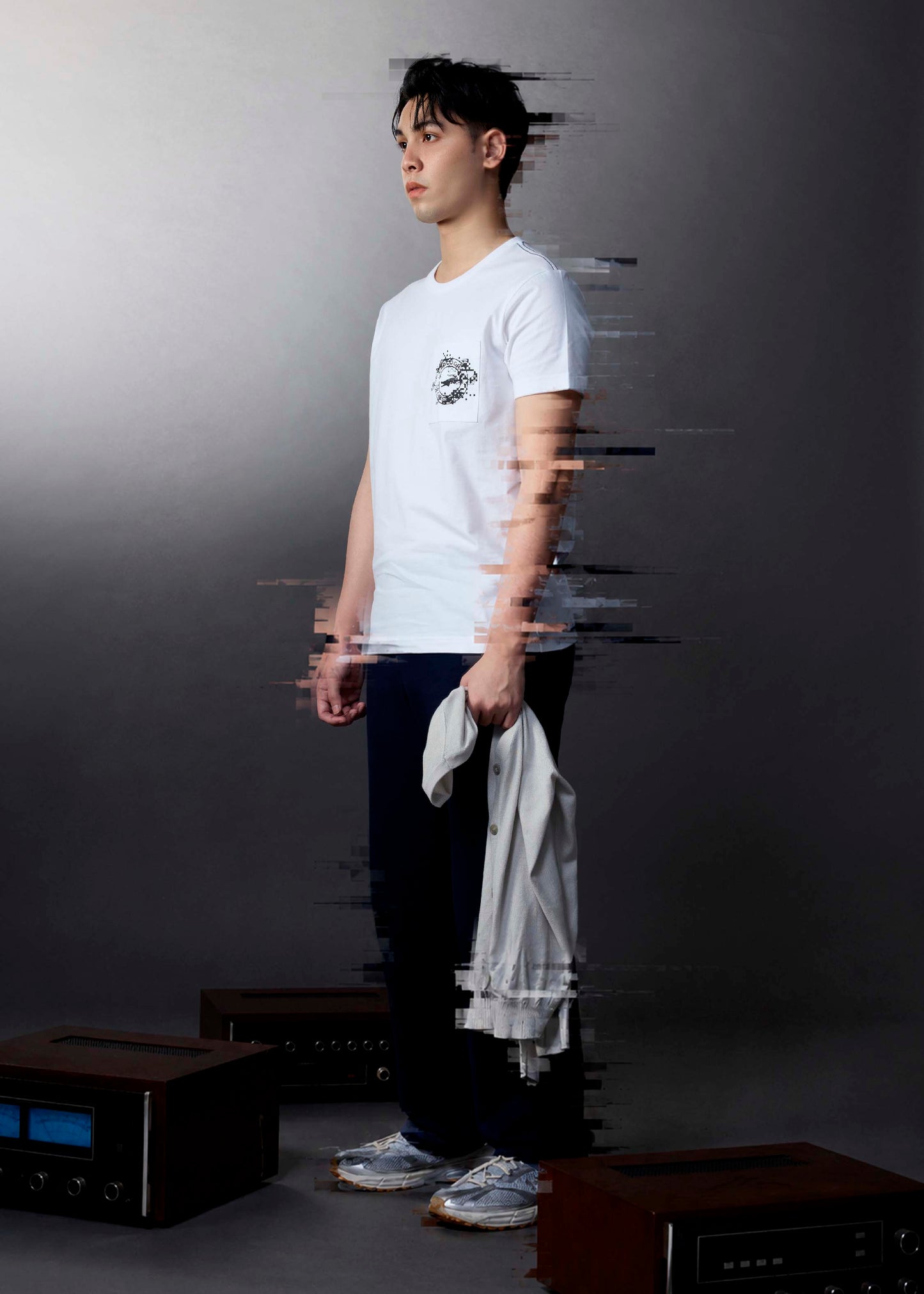 เสื้อยืดคอกลสีขาวทรงคัสตอมฟิตพร้อมลายกราฟฟิกและกระเป๋า
