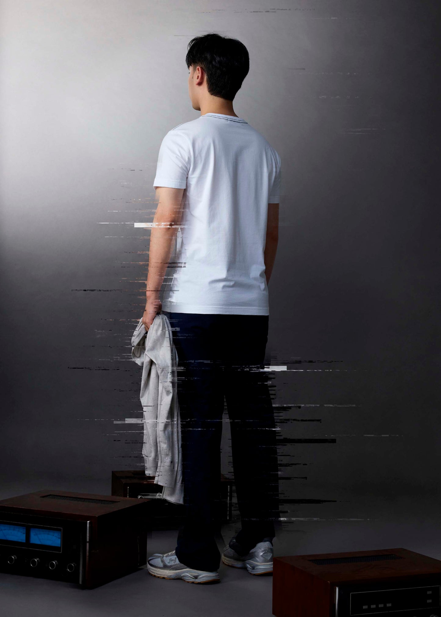 เสื้อยืดคอกลสีขาวทรงคัสตอมฟิตพร้อมลายกราฟฟิกและกระเป๋า
