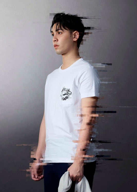 เสื้อยืดคอกลสีขาวทรงคัสตอมฟิตพร้อมลายกราฟฟิกและกระเป๋า