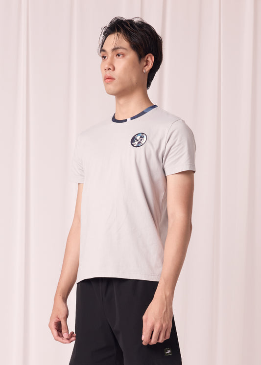 เสื้อยืดคอกลมสีเทาทรงคัสตอมฟิตพร้อมลายปัก