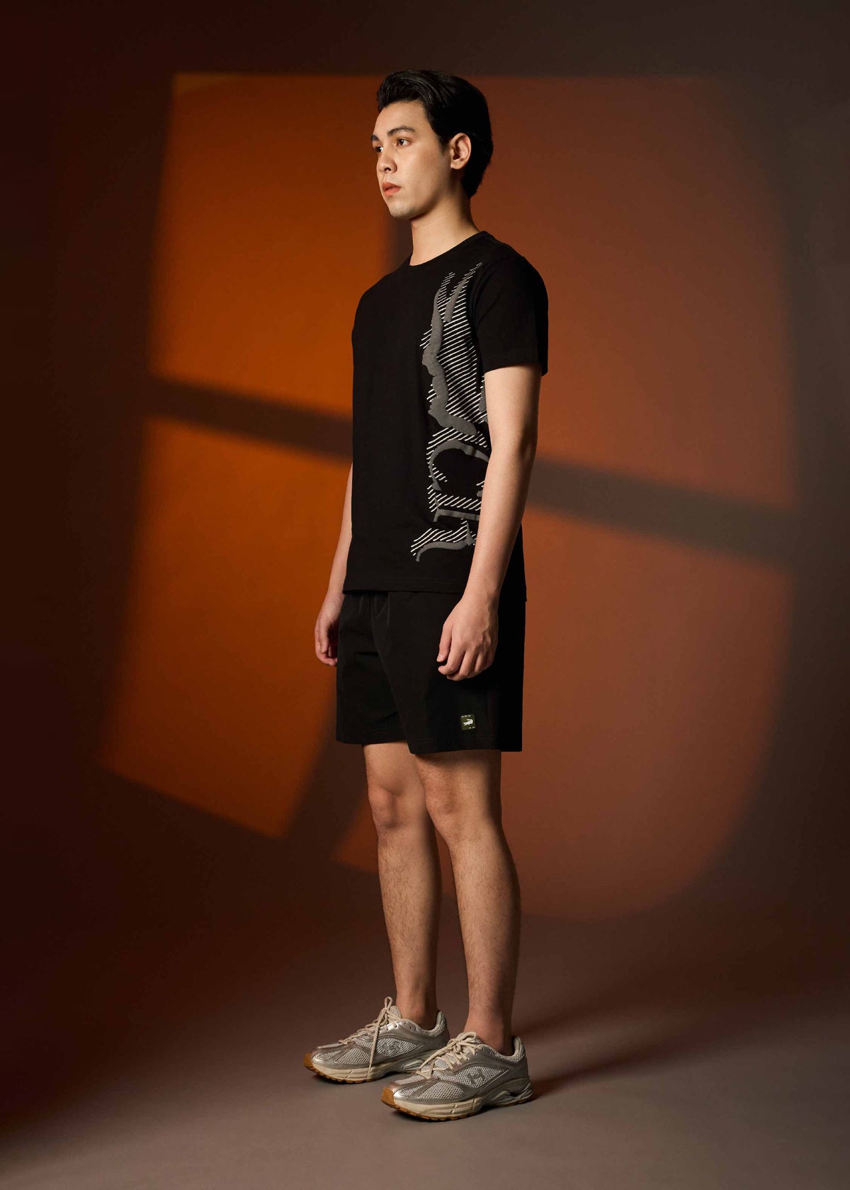 BLACK CUSTOM FIT CREW NECK SHORT SLEEVE T-SHIRT WITH GRAPHIC PRINT