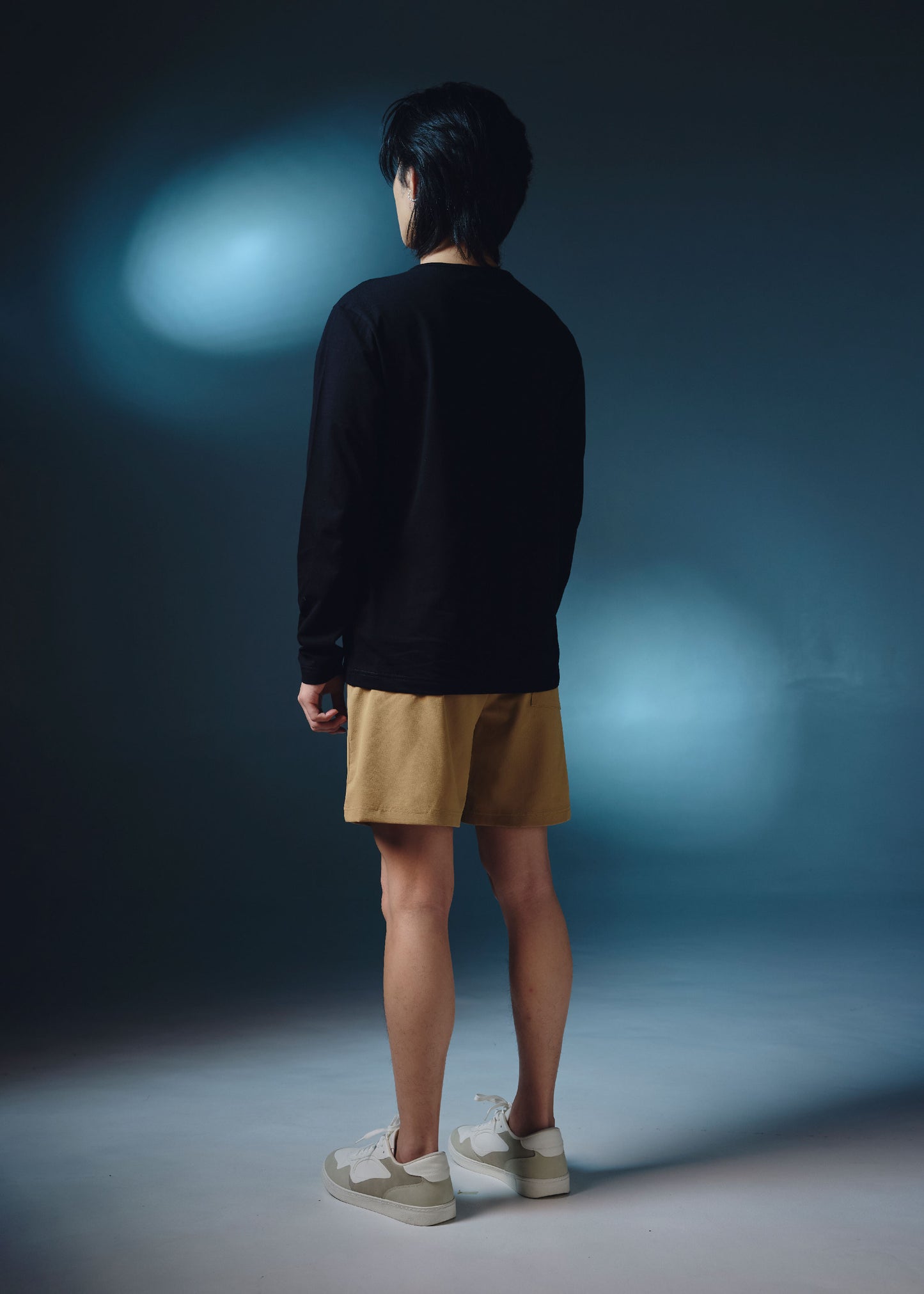 เสื้อยืดคอกลมแขนยาวสีดำทรงคัสตอมฟิต