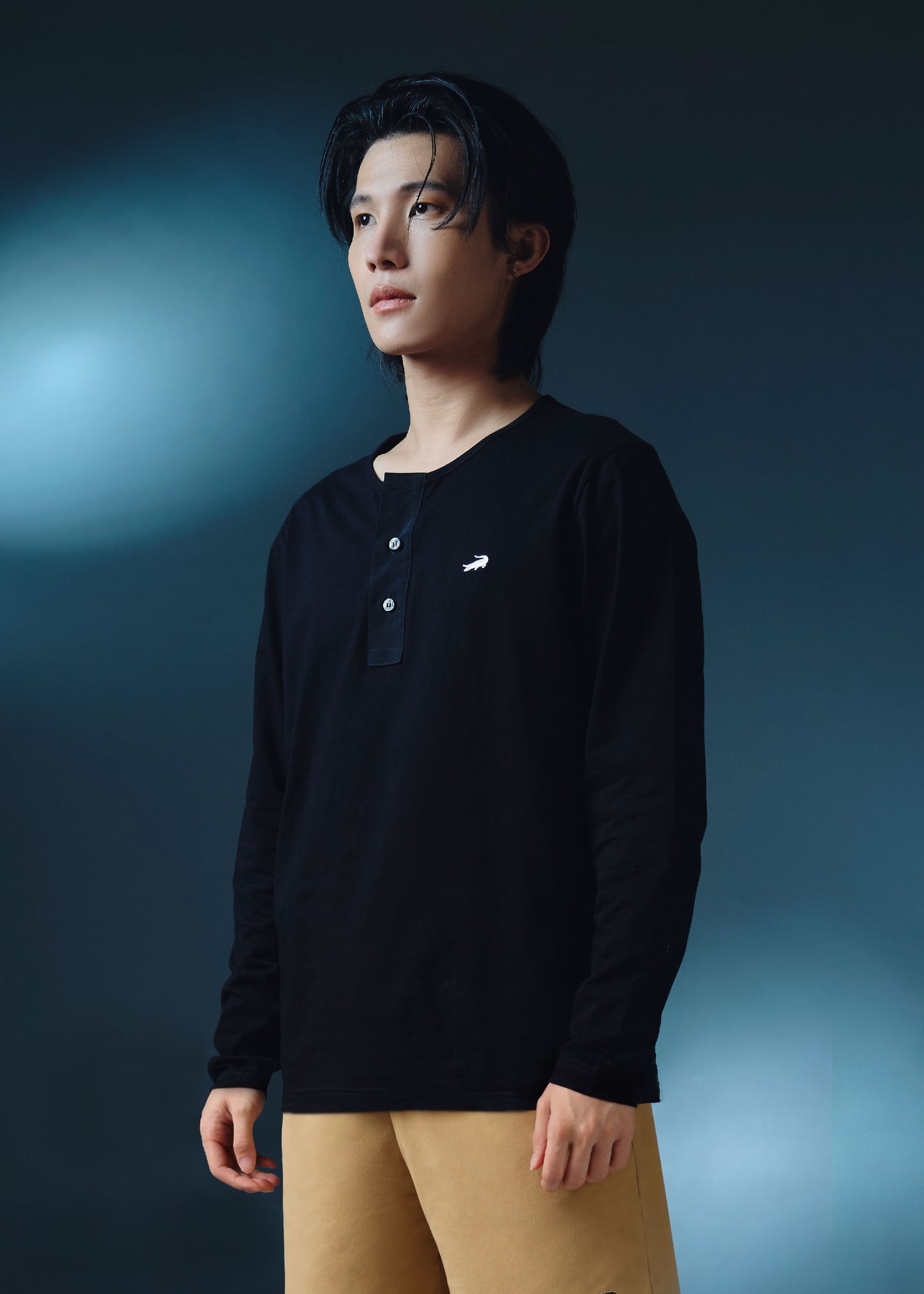 เสื้อยืดคอกลมแขนยาวสีดำทรงคัสตอมฟิต