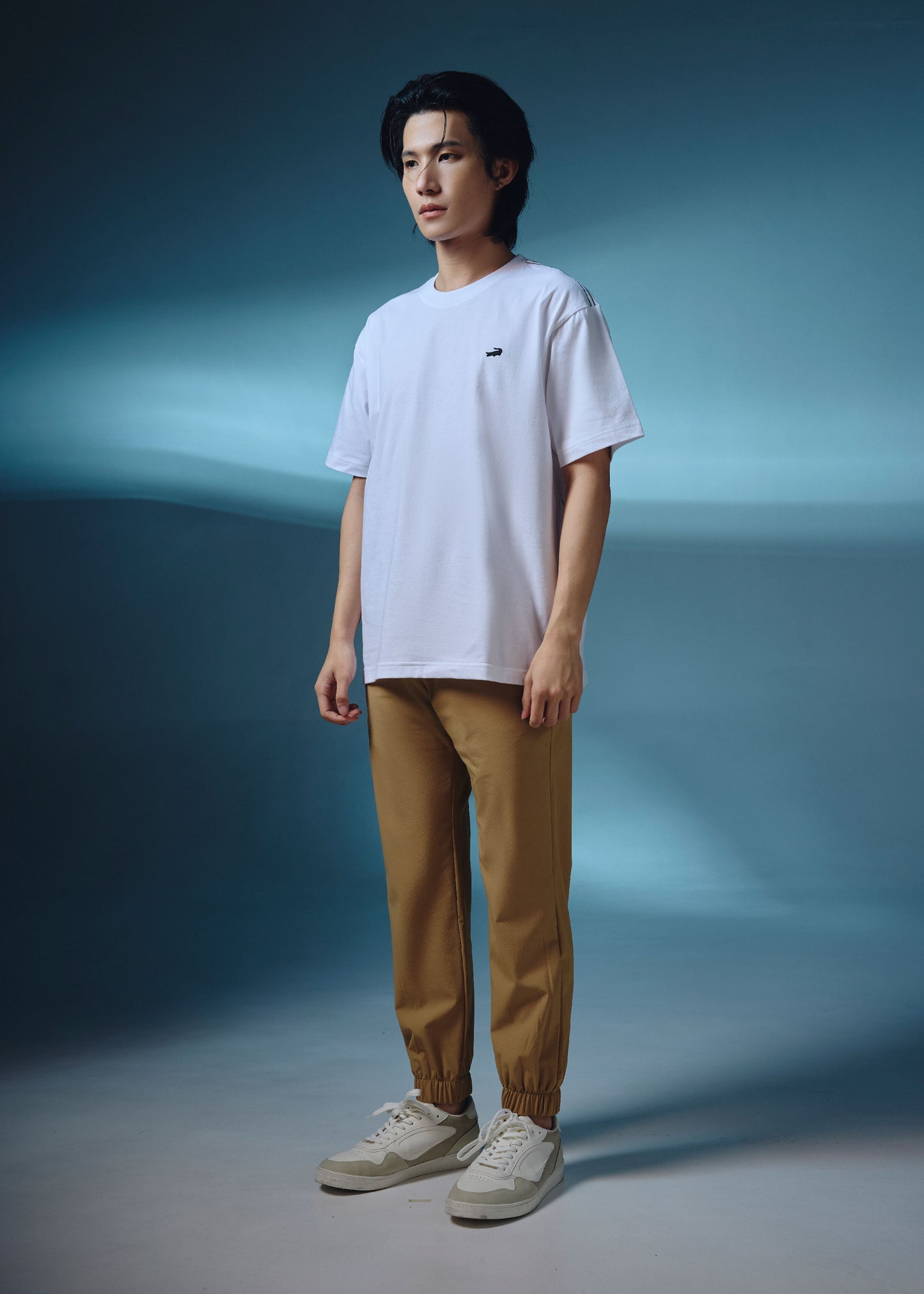 เสื้อยืดคอกลมแขนสั้นสีขาวทรงโอเวอร์ไซส์พร้อมลายกราฟฟิก