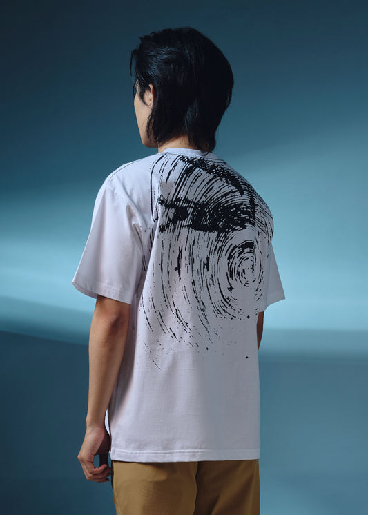 เสื้อยืดคอกลมแขนสั้นสีขาวทรงโอเวอร์ไซส์พร้อมลายกราฟฟิก