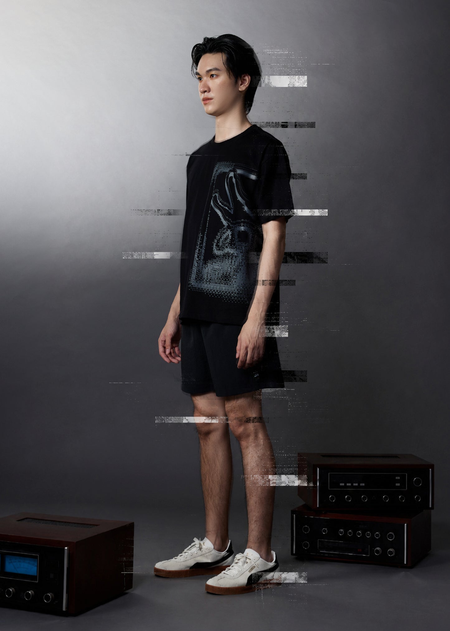 เสื้อยืดคอกลมแขนสั้นสีดำทรงโอเวอร์ไซส์พร้อมลายกราฟฟิก