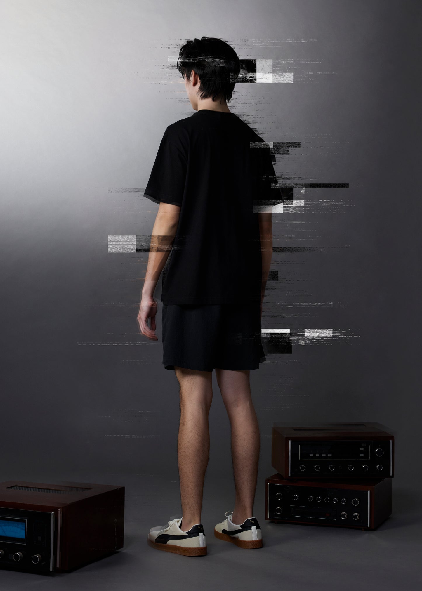 เสื้อยืดคอกลมแขนสั้นสีดำทรงโอเวอร์ไซส์พร้อมลายกราฟฟิก