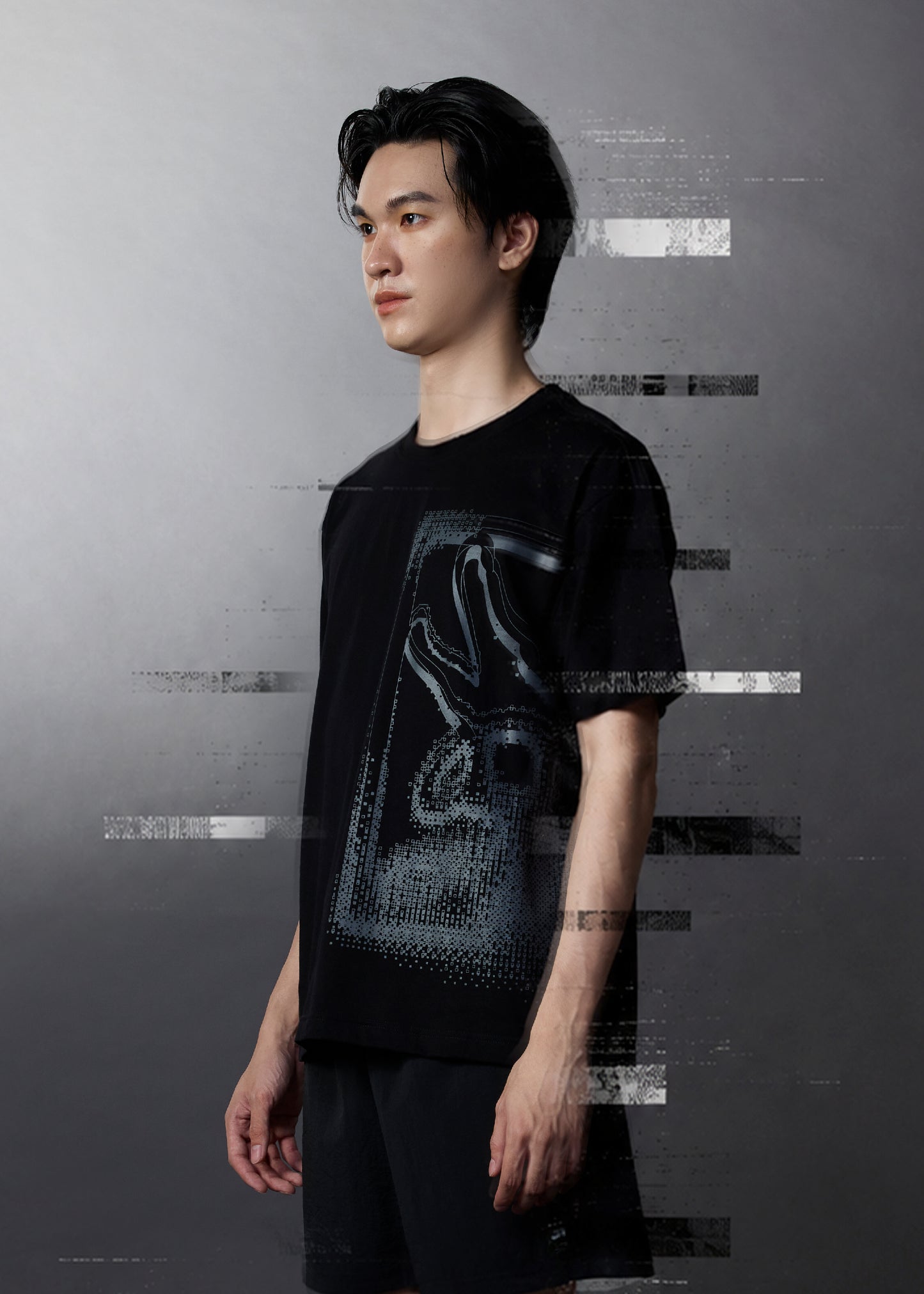 เสื้อยืดคอกลมแขนสั้นสีดำทรงโอเวอร์ไซส์พร้อมลายกราฟฟิก