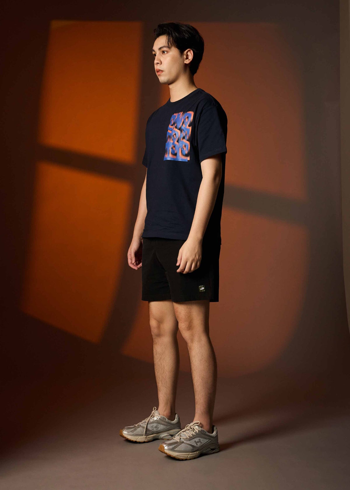 เสื้อยืดคอกลมแขนสั้นสีกรมทรงโอเวอร์ไซส์พร้อมลายกราฟฟิก
