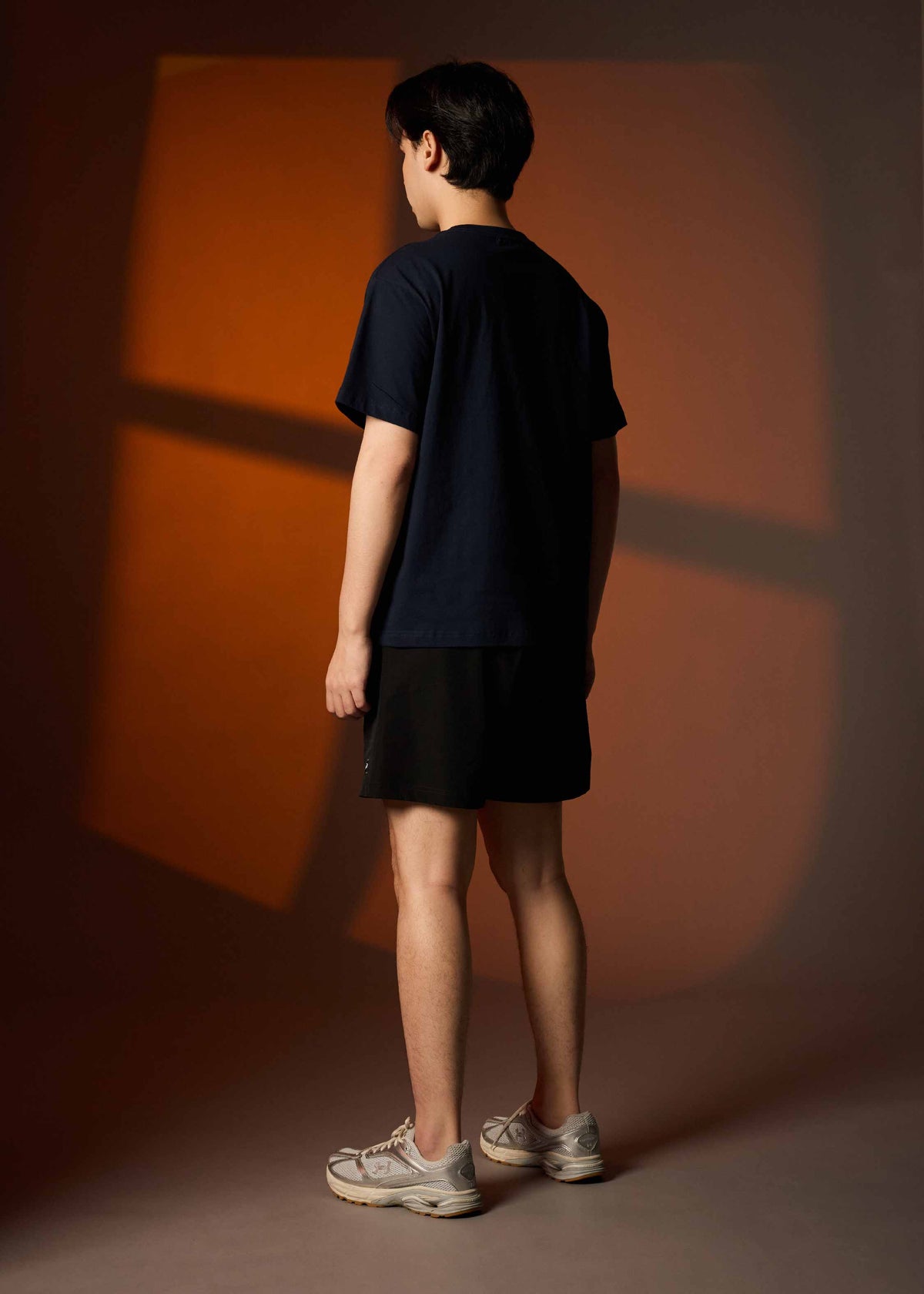 เสื้อยืดคอกลมแขนสั้นสีกรมทรงโอเวอร์ไซส์พร้อมลายกราฟฟิก