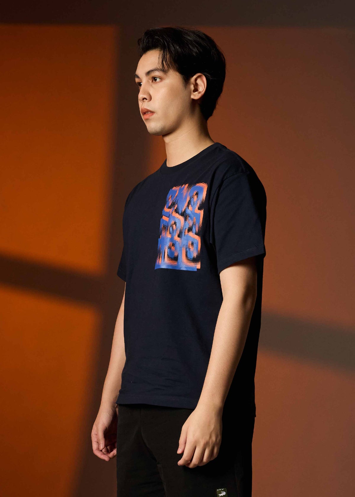 เสื้อยืดคอกลมแขนสั้นสีกรมทรงโอเวอร์ไซส์พร้อมลายกราฟฟิก