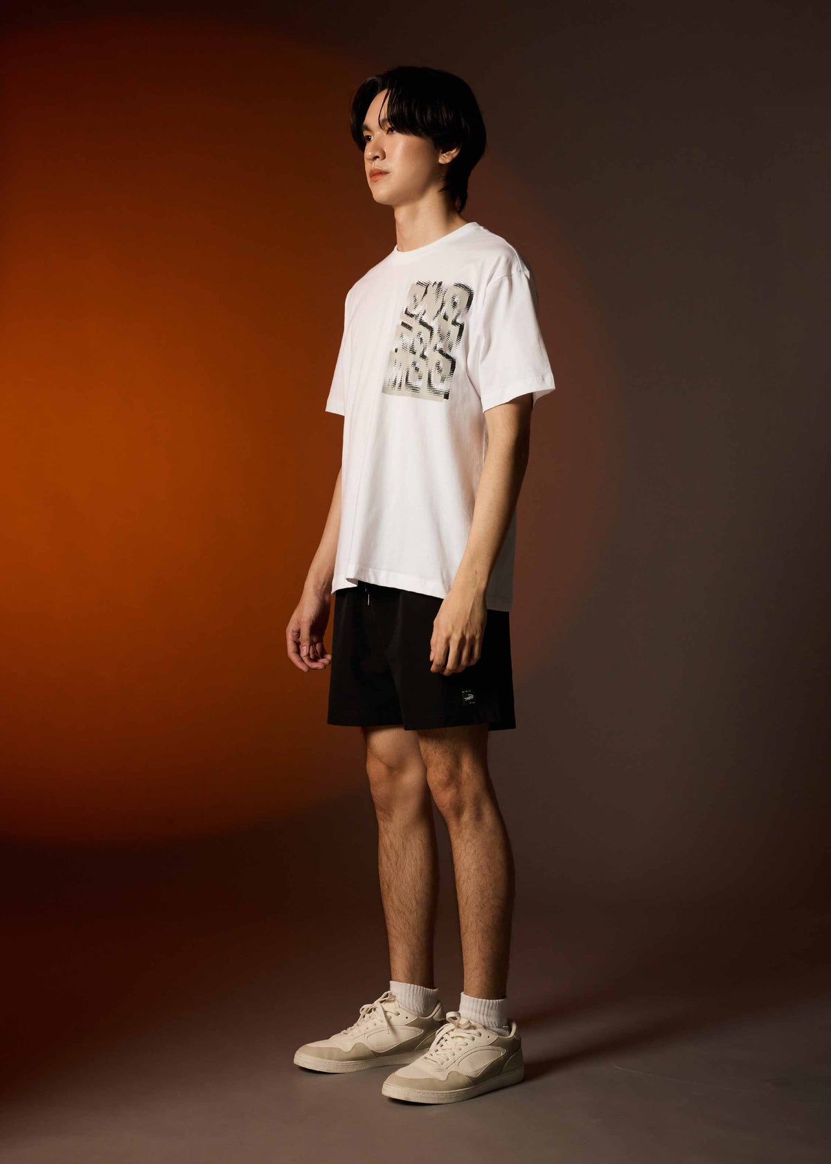 เสื้อยืดคอกลมแขนสั้นสีขาวทรงโอเวอร์ไซส์พร้อมลายกราฟฟิก