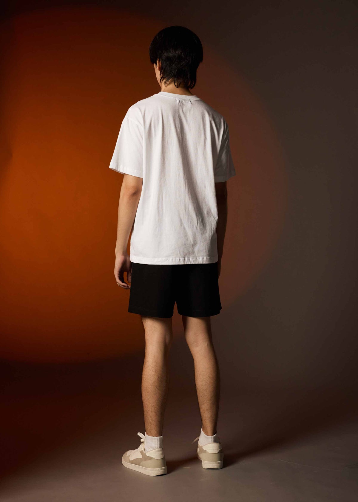 เสื้อยืดคอกลมแขนสั้นสีขาวทรงโอเวอร์ไซส์พร้อมลายกราฟฟิก