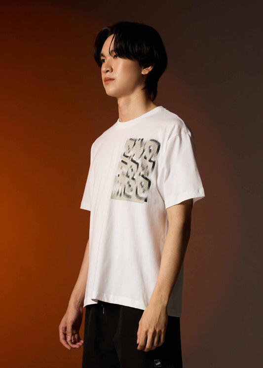 เสื้อยืดคอกลมแขนสั้นสีขาวทรงโอเวอร์ไซส์พร้อมลายกราฟฟิก