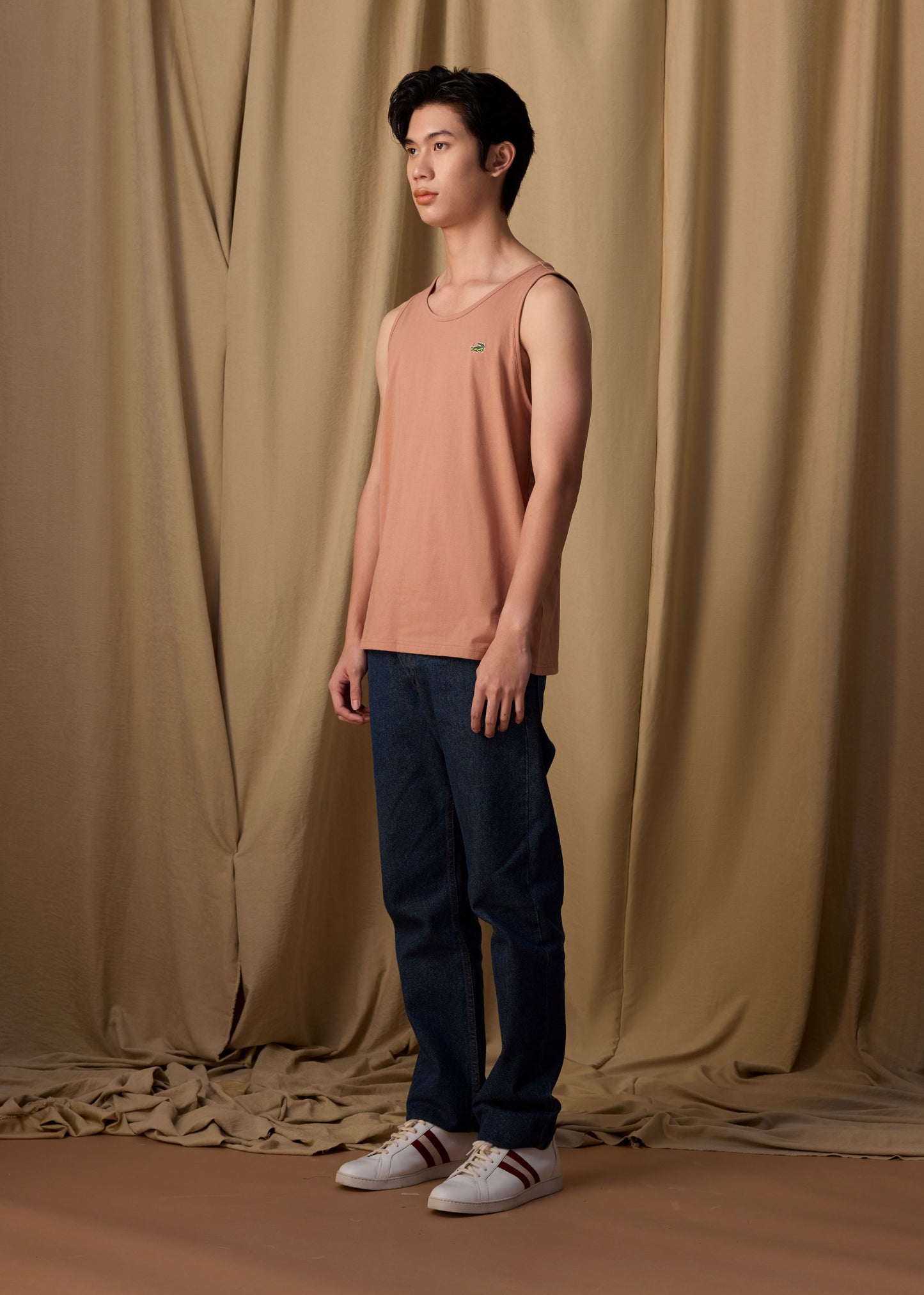 เสื้อกล้ามสีนำ้ตาลมอคค่ามูสทรงคัสตอมฟิต