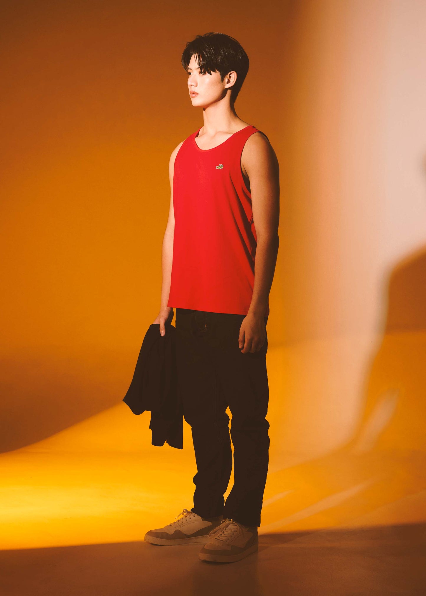 เสื้อกล้ามสีแดงลาวาทรงคัสตอมฟิต