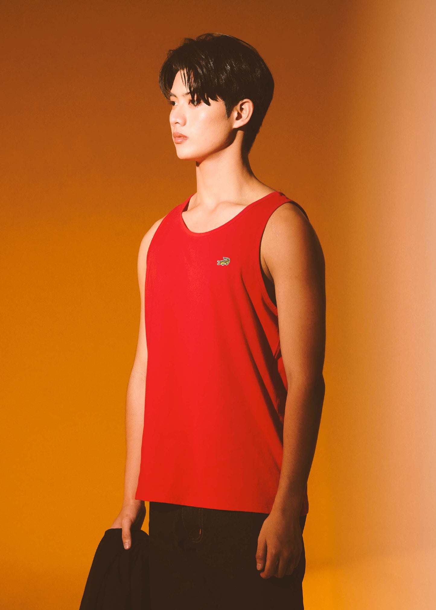 เสื้อกล้ามสีแดงลาวาทรงคัสตอมฟิต