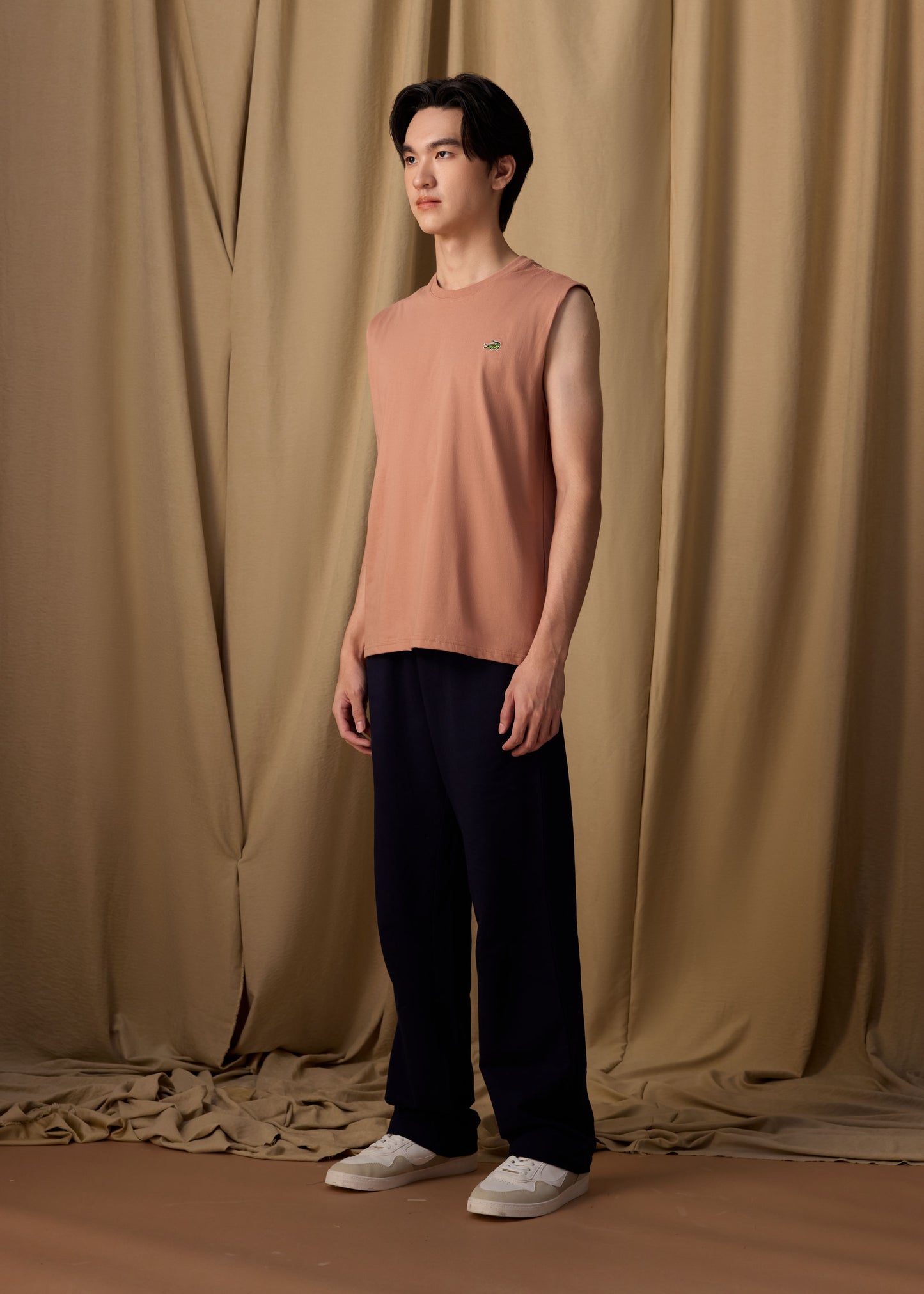 เสื้อยืดคอกลมแขนกุดสีนำ้ตาลมอคค่ามูสทรงคัสตอมฟิต