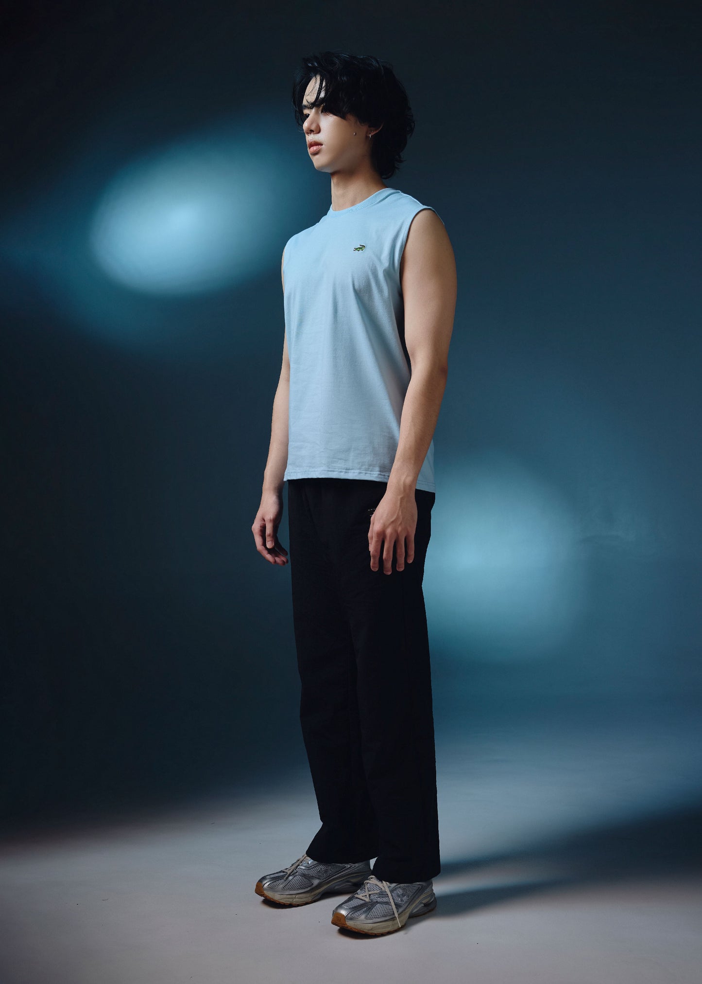 เสื้อยืดคอกลมแขนกุดสีสตาร์ไลท์บลูทรงคัสตอมฟิต